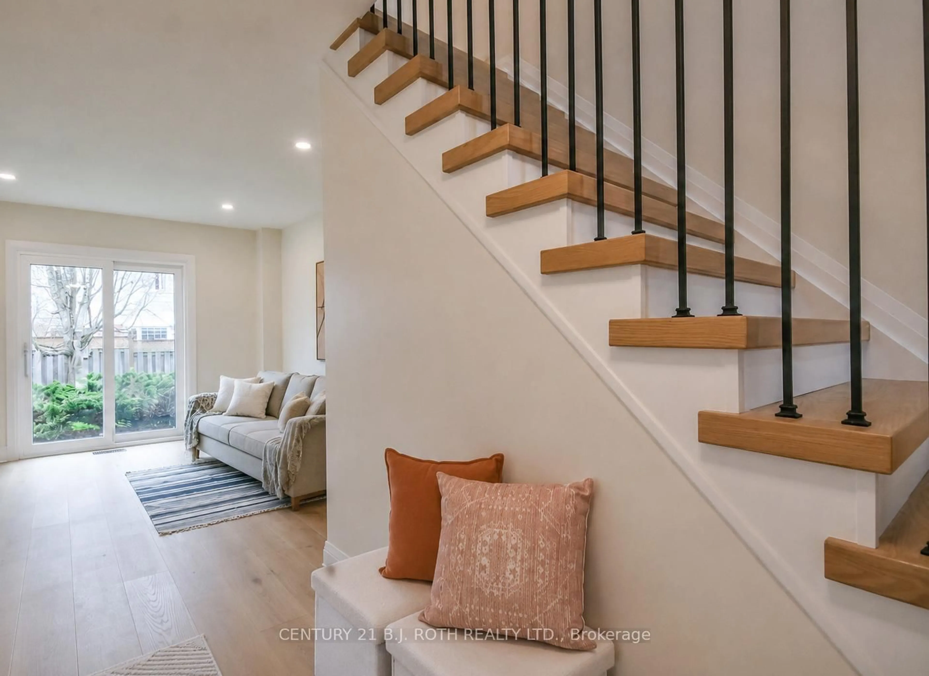 Indoor entryway for 20 Hadden Cres, Barrie Ontario L4M 6G6