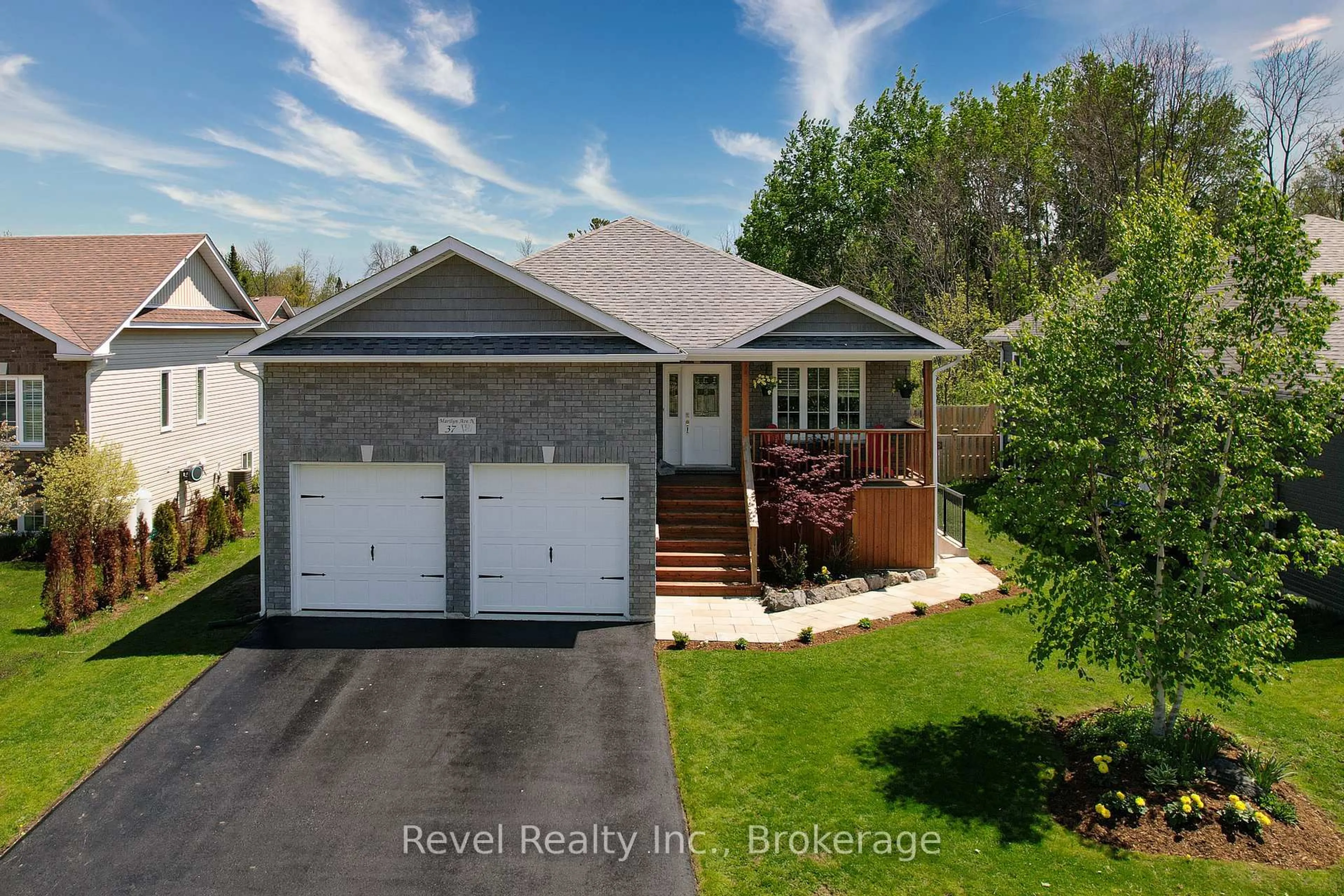 A pic from outside/outdoor area/front of a property/back of a property/a pic from drone, street for 37 Marilyn Ave, Wasaga Beach Ontario L9Z 2Y5