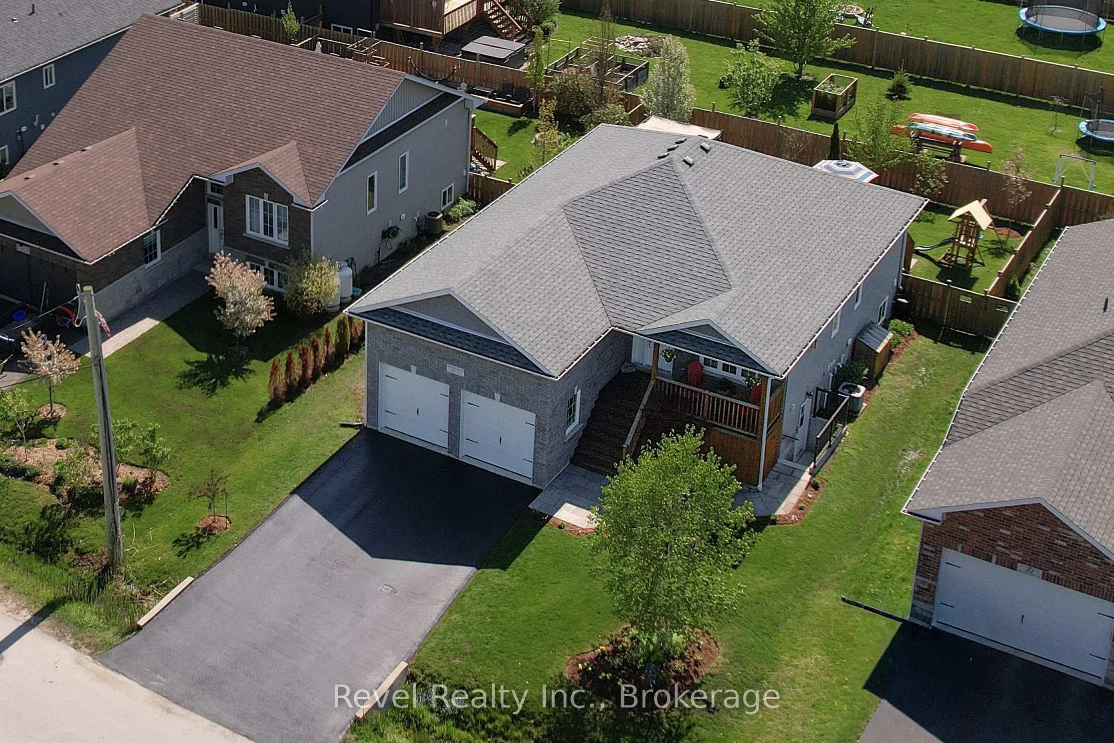 A pic from outside/outdoor area/front of a property/back of a property/a pic from drone, street for 37 Marilyn Ave, Wasaga Beach Ontario L9Z 2Y5