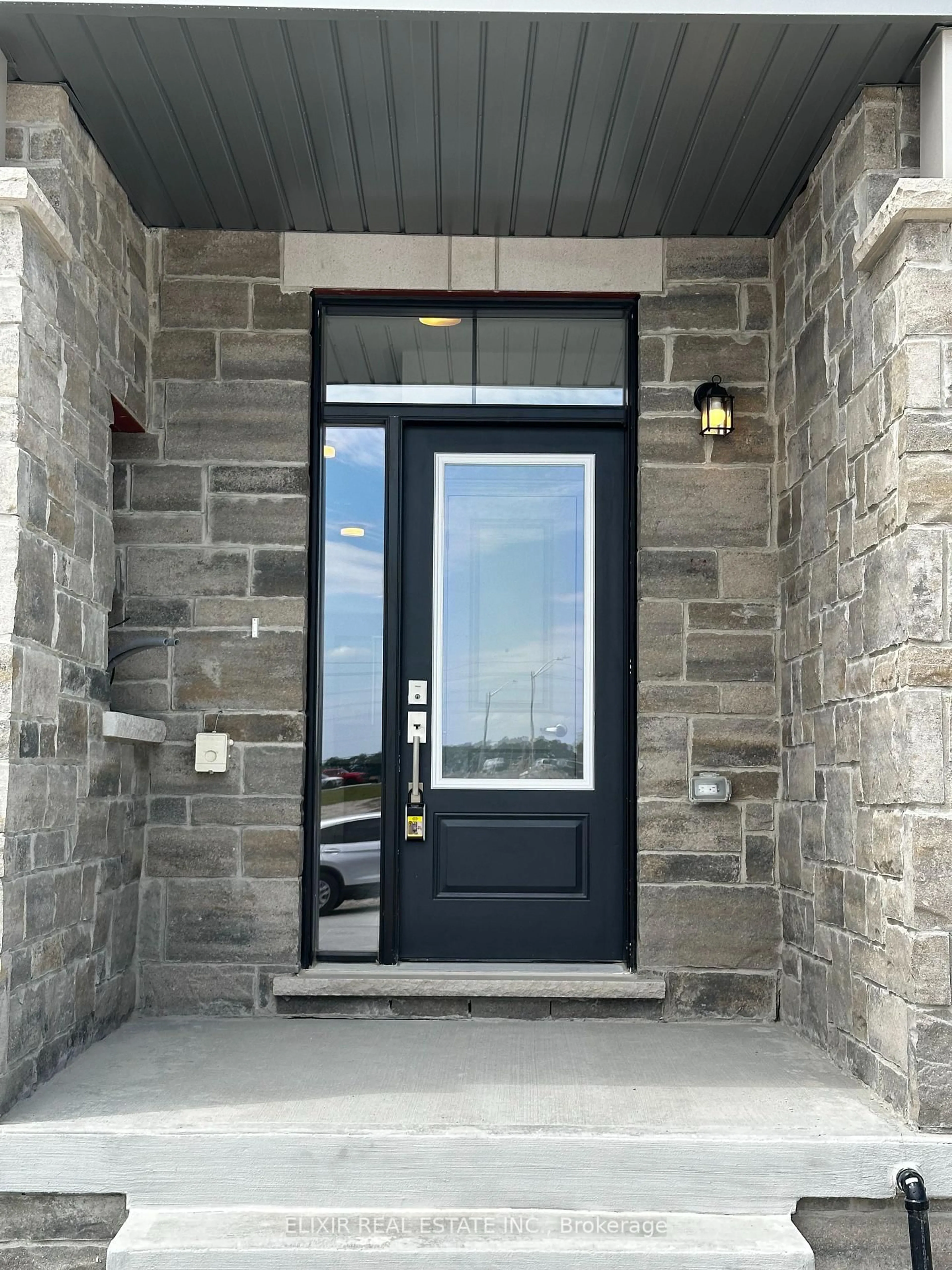Indoor entryway for 141 Fenchurch Manr, Barrie Ontario L9J 0X1