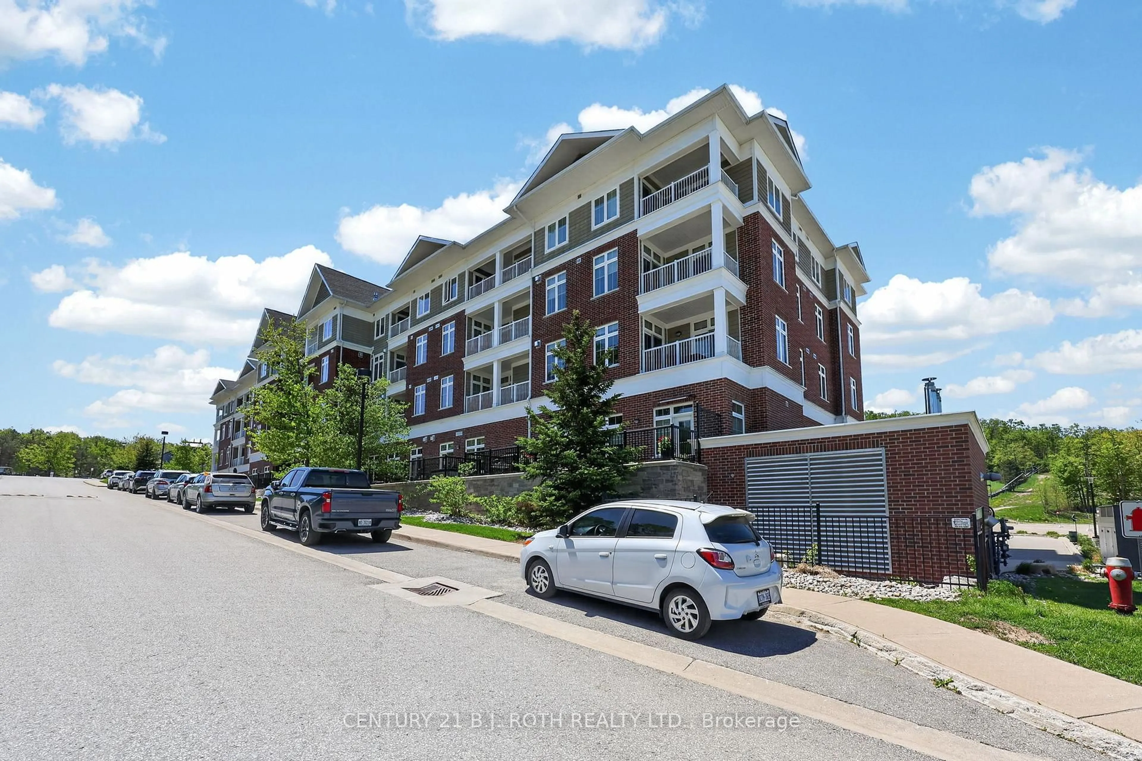 A pic from outside/outdoor area/front of a property/back of a property/a pic from drone, street for 40 Horseshoe Blvd #310, Oro-Medonte Ontario L4M 4Y8