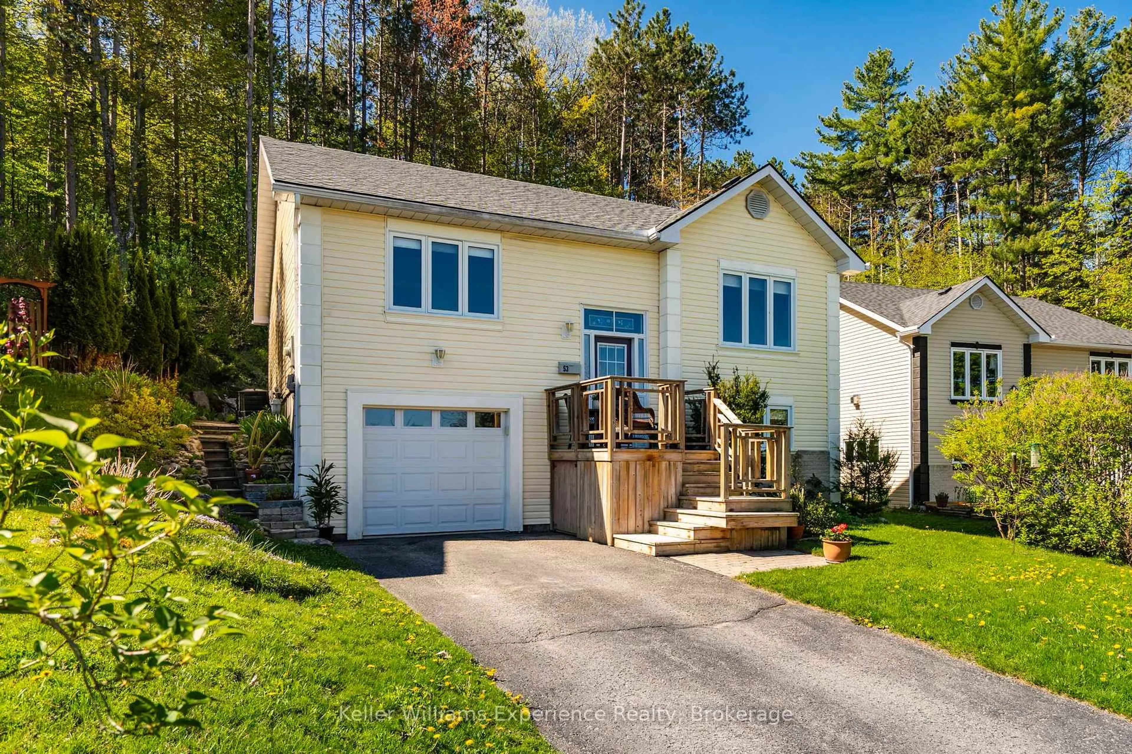 Home with vinyl exterior material, street for 53 Therrien Crt, Penetanguishene Ontario L9M 1P6