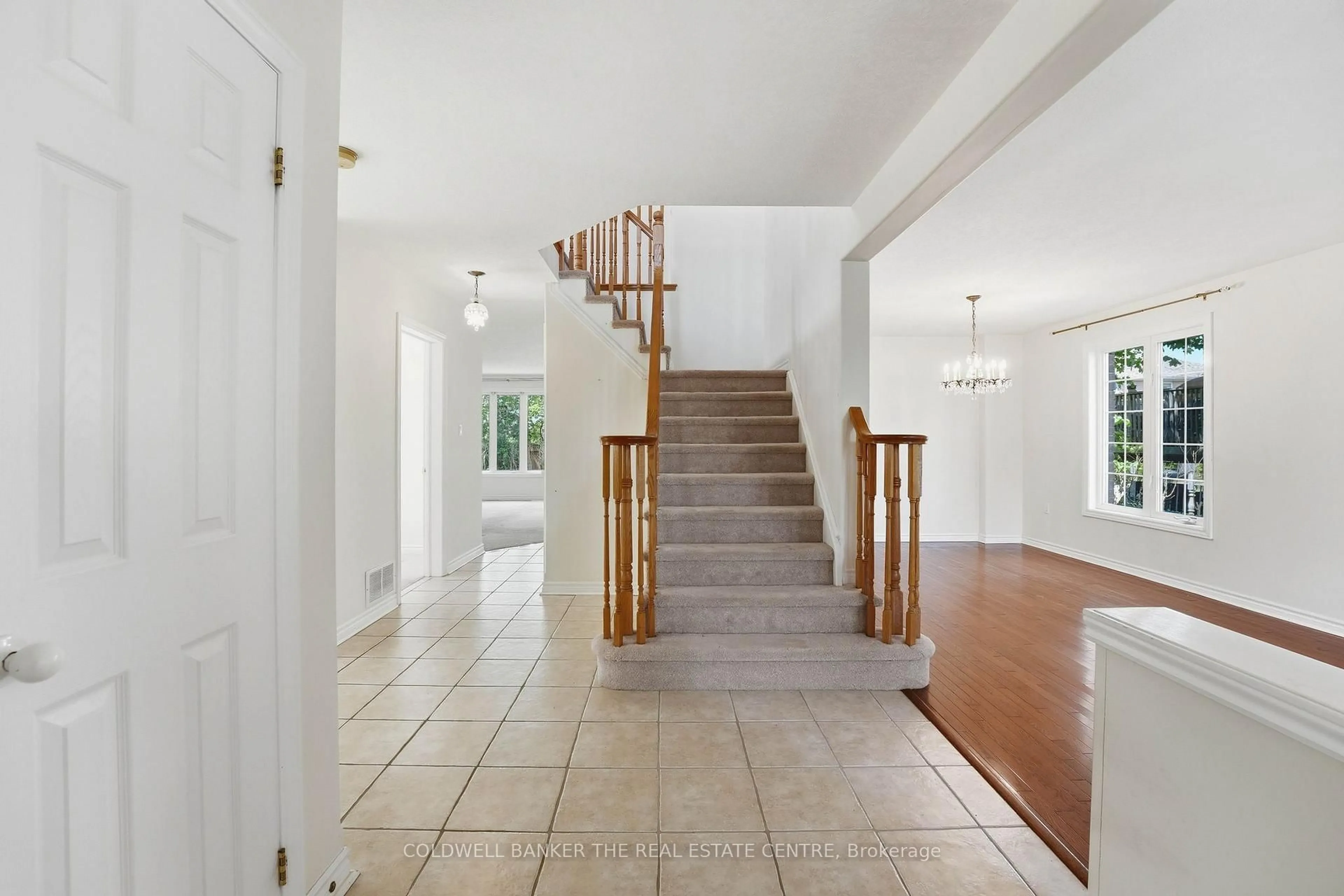 Indoor foyer for 44 Prince William Way, Barrie Ontario L4N 0Y9