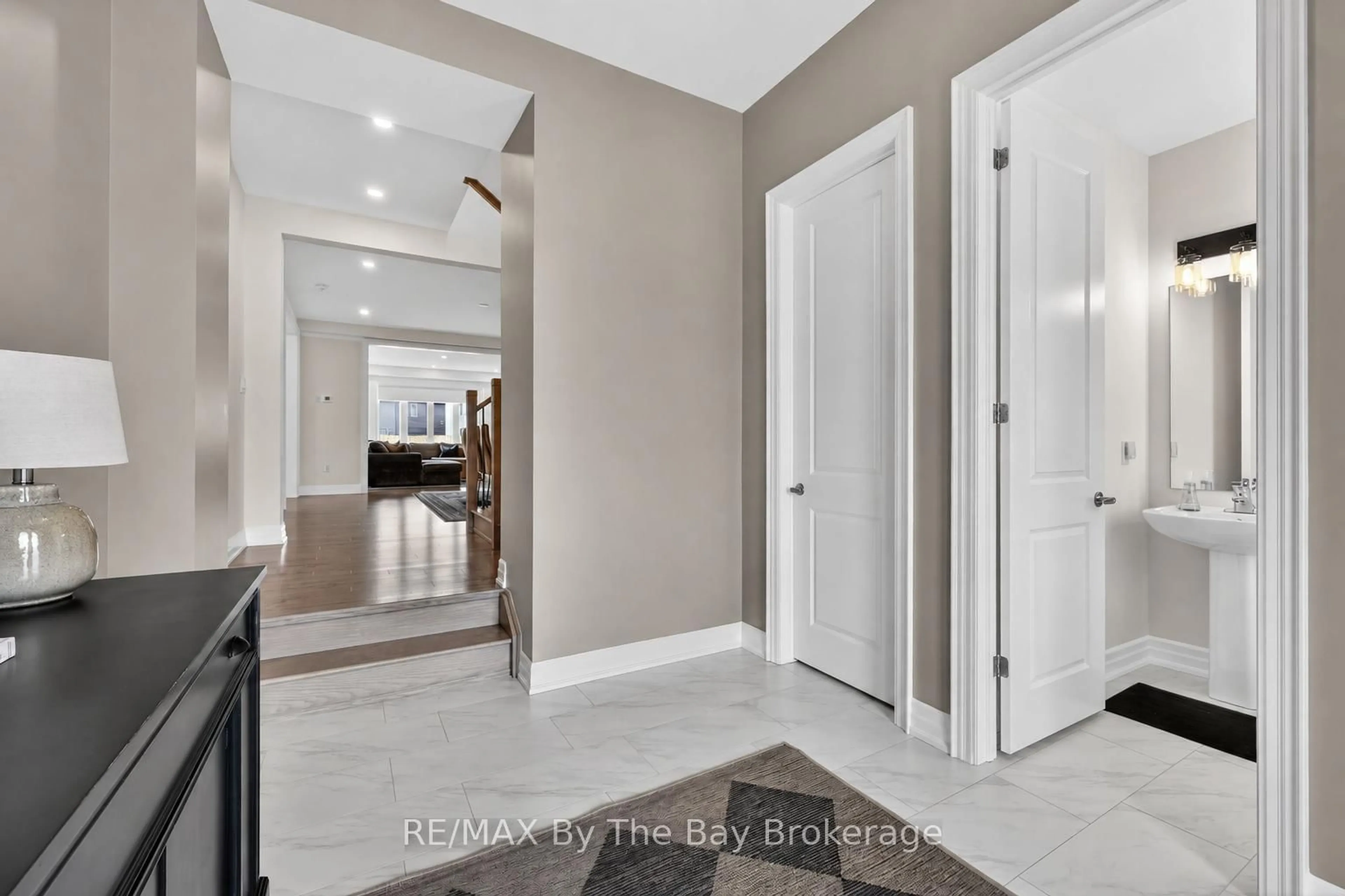 Indoor entryway for 167 Rosanne Circ, Wasaga Beach Ontario L9Z 0N1