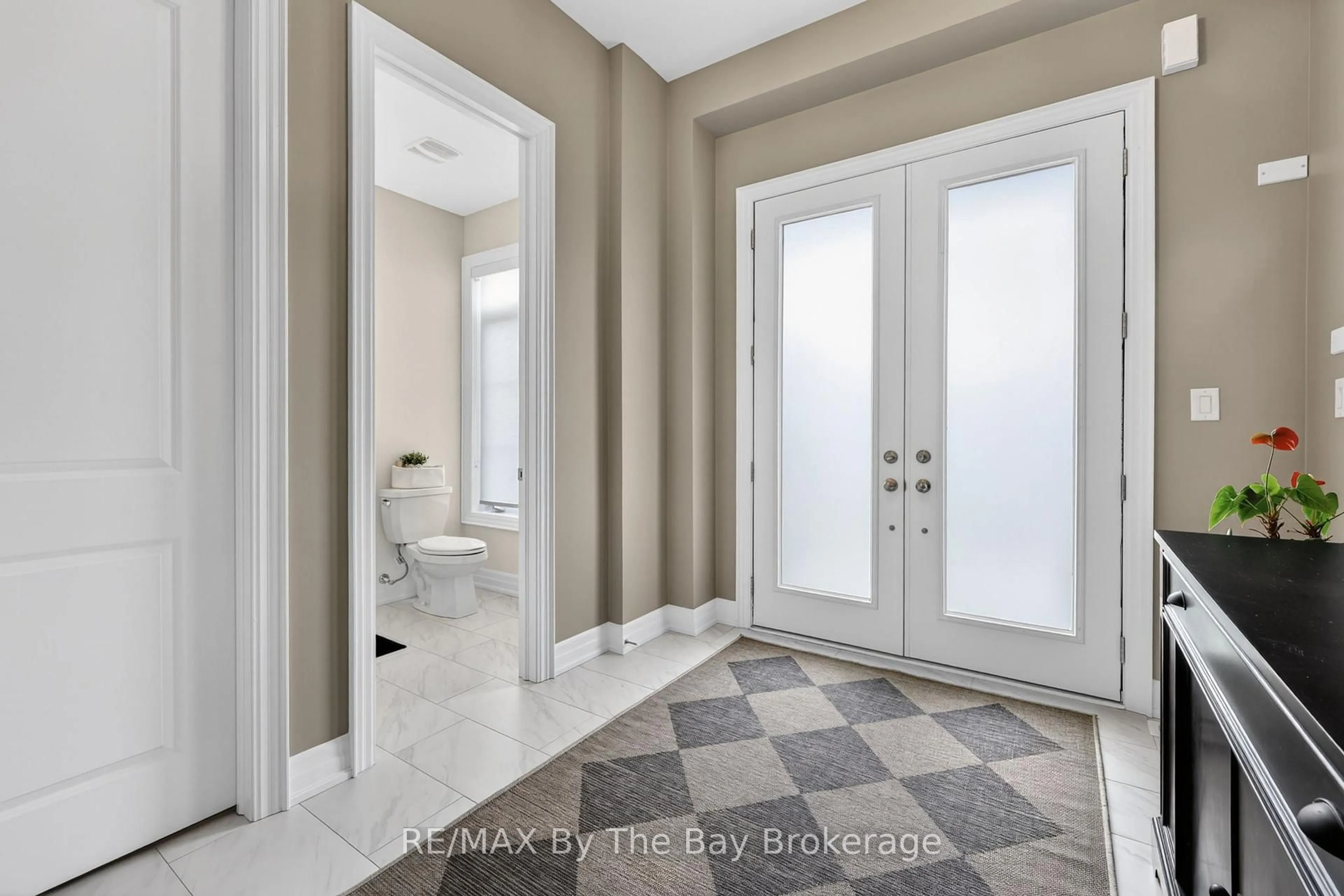 Indoor entryway for 167 Rosanne Circ, Wasaga Beach Ontario L9Z 0N1