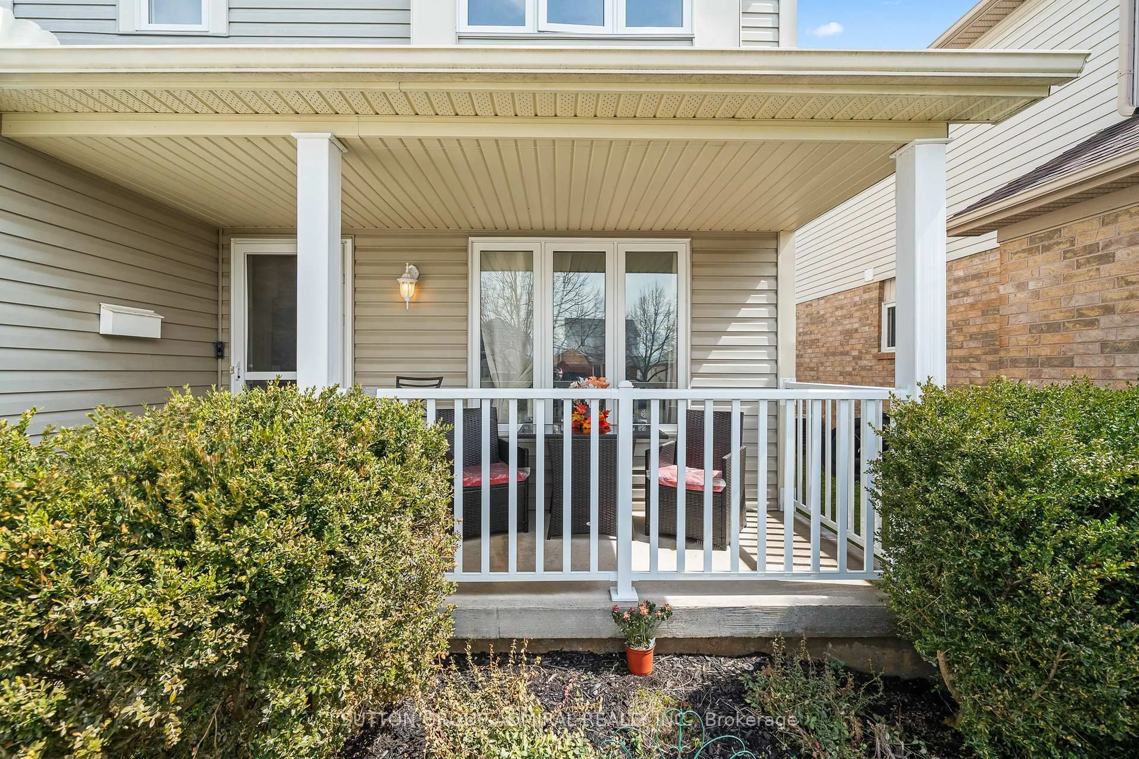 Home with vinyl exterior material, street for 52 Moir Cres, Barrie Ontario L4N 8B2