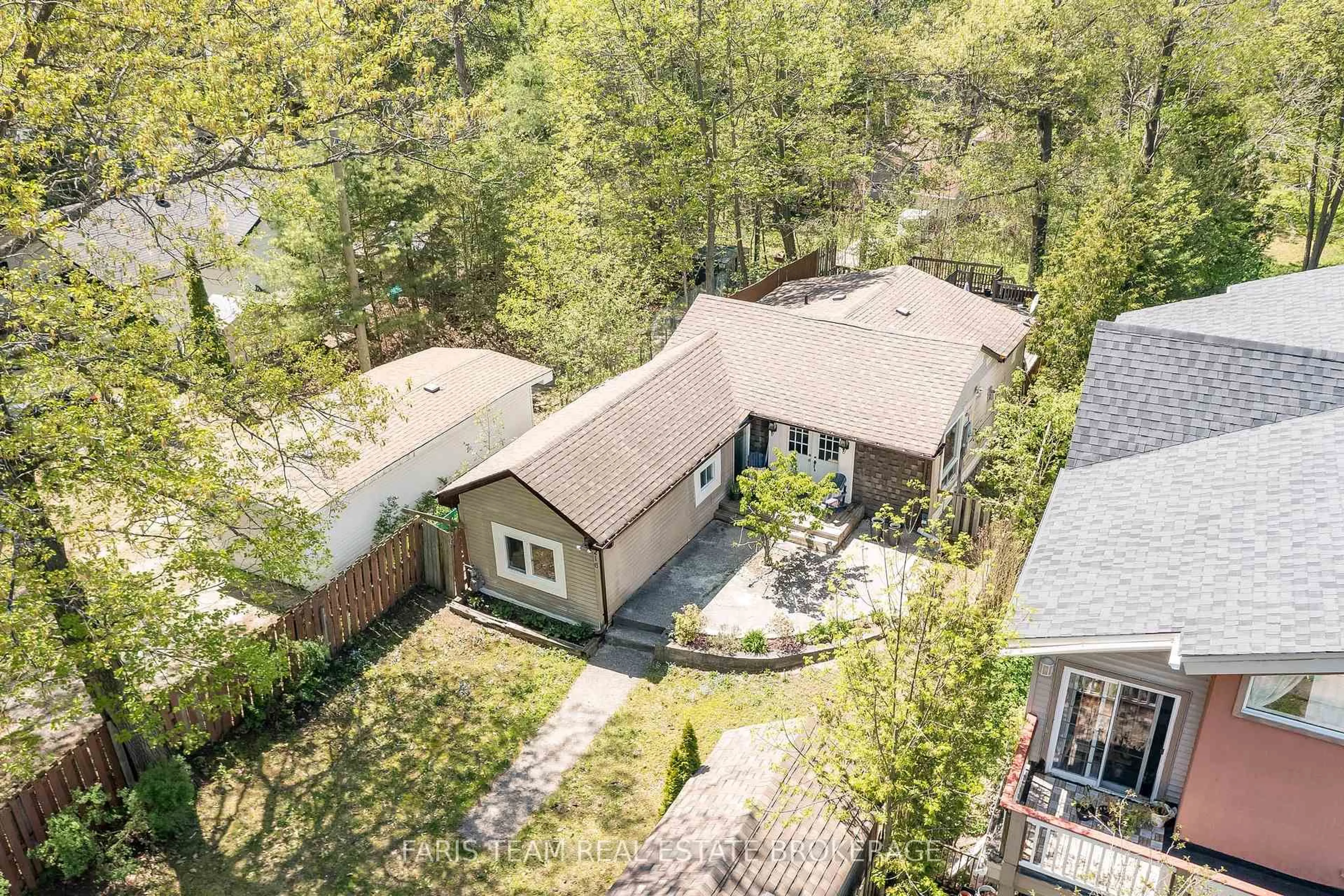 A pic from outside/outdoor area/front of a property/back of a property/a pic from drone, unknown for 216 Oxbow Park Dr, Wasaga Beach Ontario L9Z 2V7