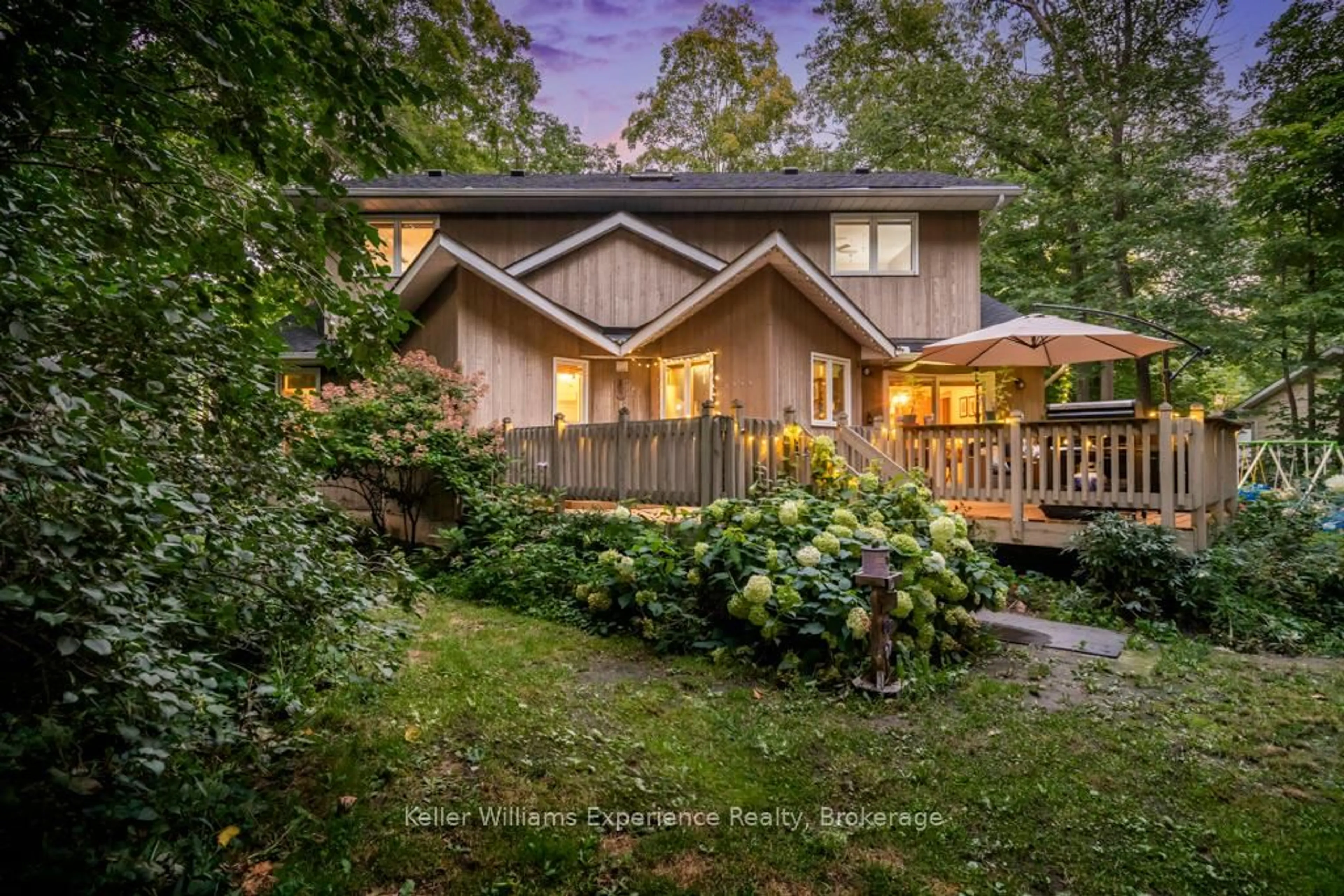 A pic from outside/outdoor area/front of a property/back of a property/a pic from drone, unknown for 14 ONEIDA Cres, Tiny Ontario L9M 0B2