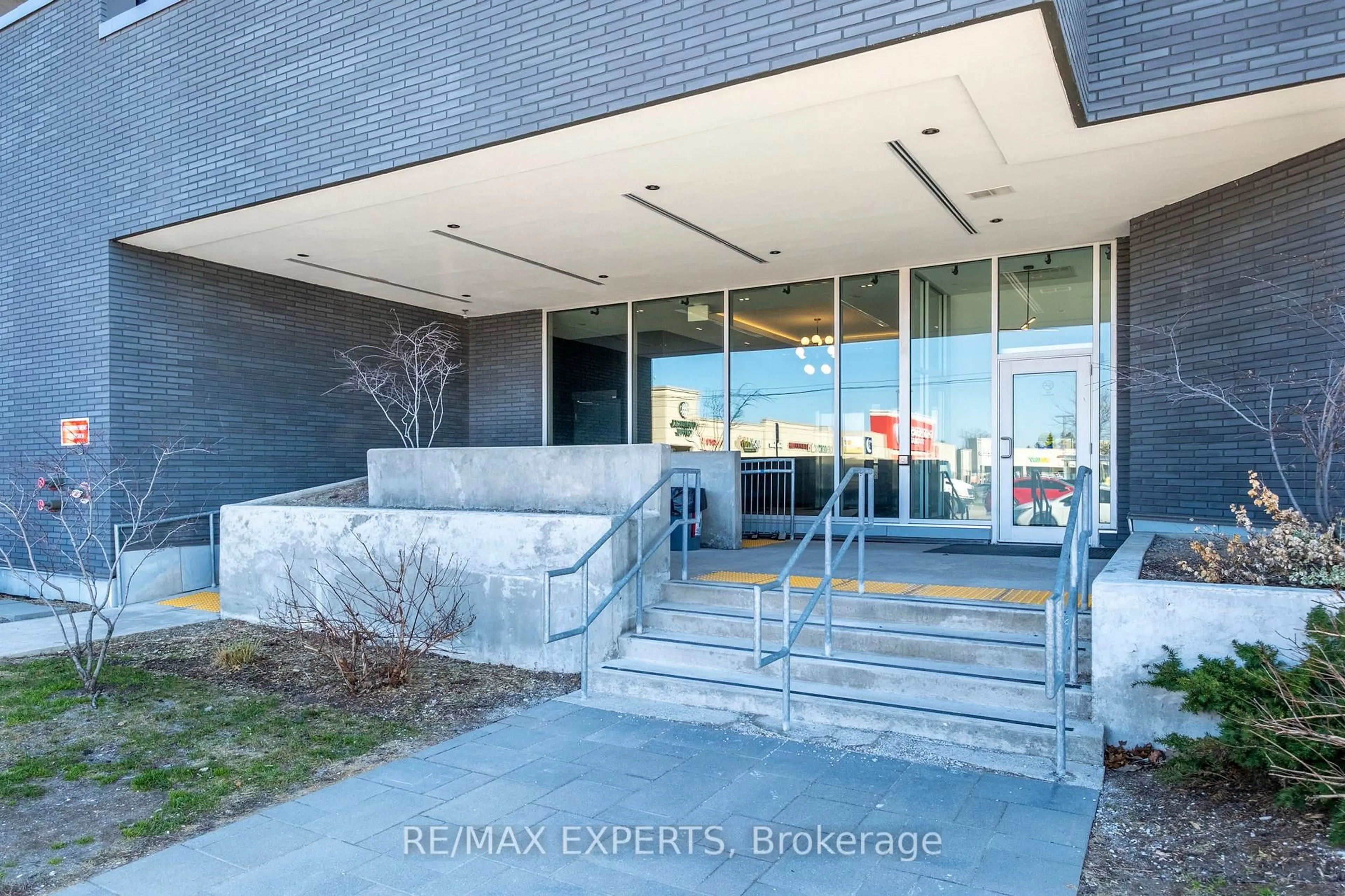 Indoor foyer for 430 Essa Rd #325, Barrie Ontario L4N 9C6