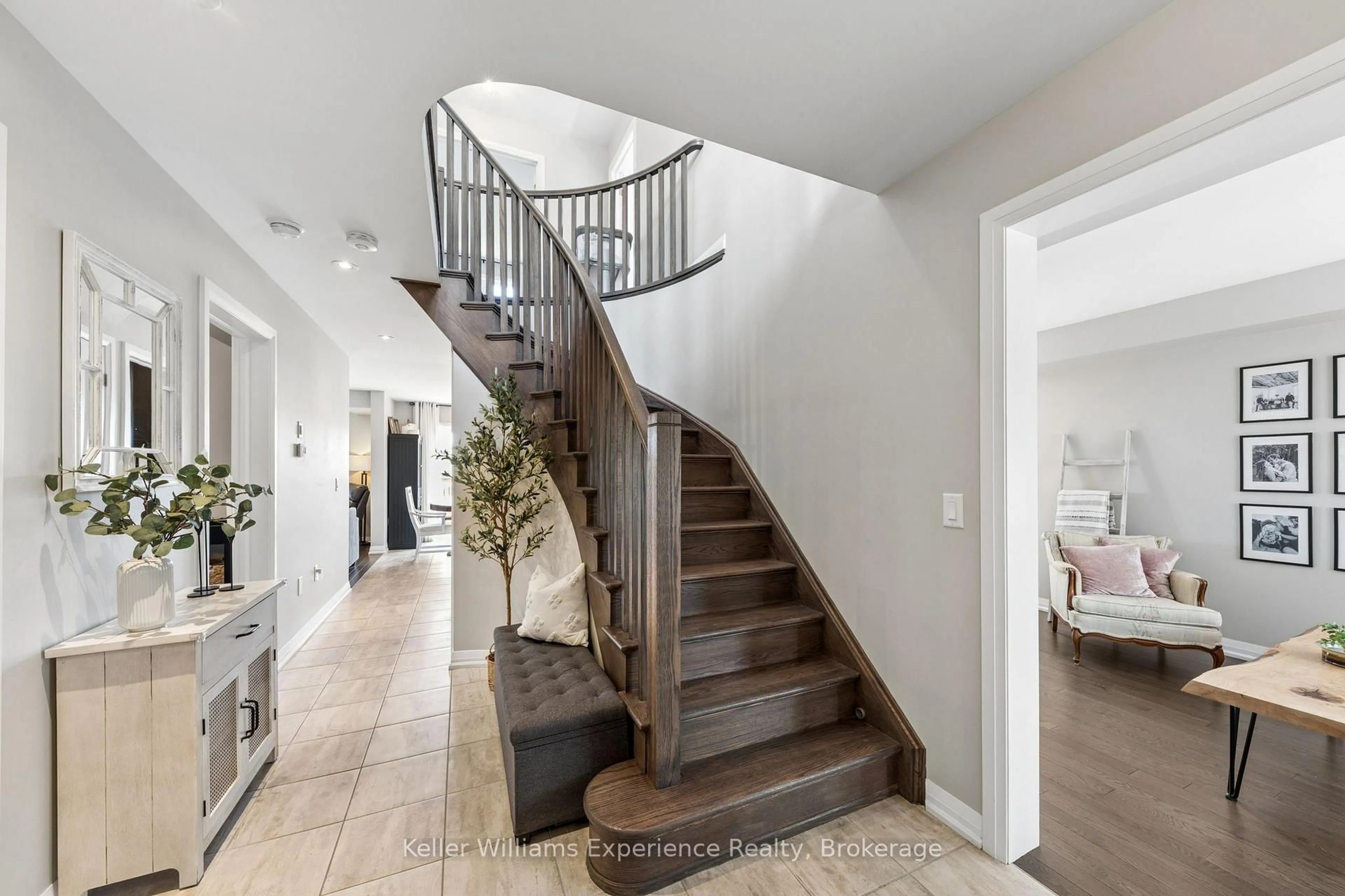 Unknown for 8 Hewson St, Penetanguishene Ontario L9M 0V8