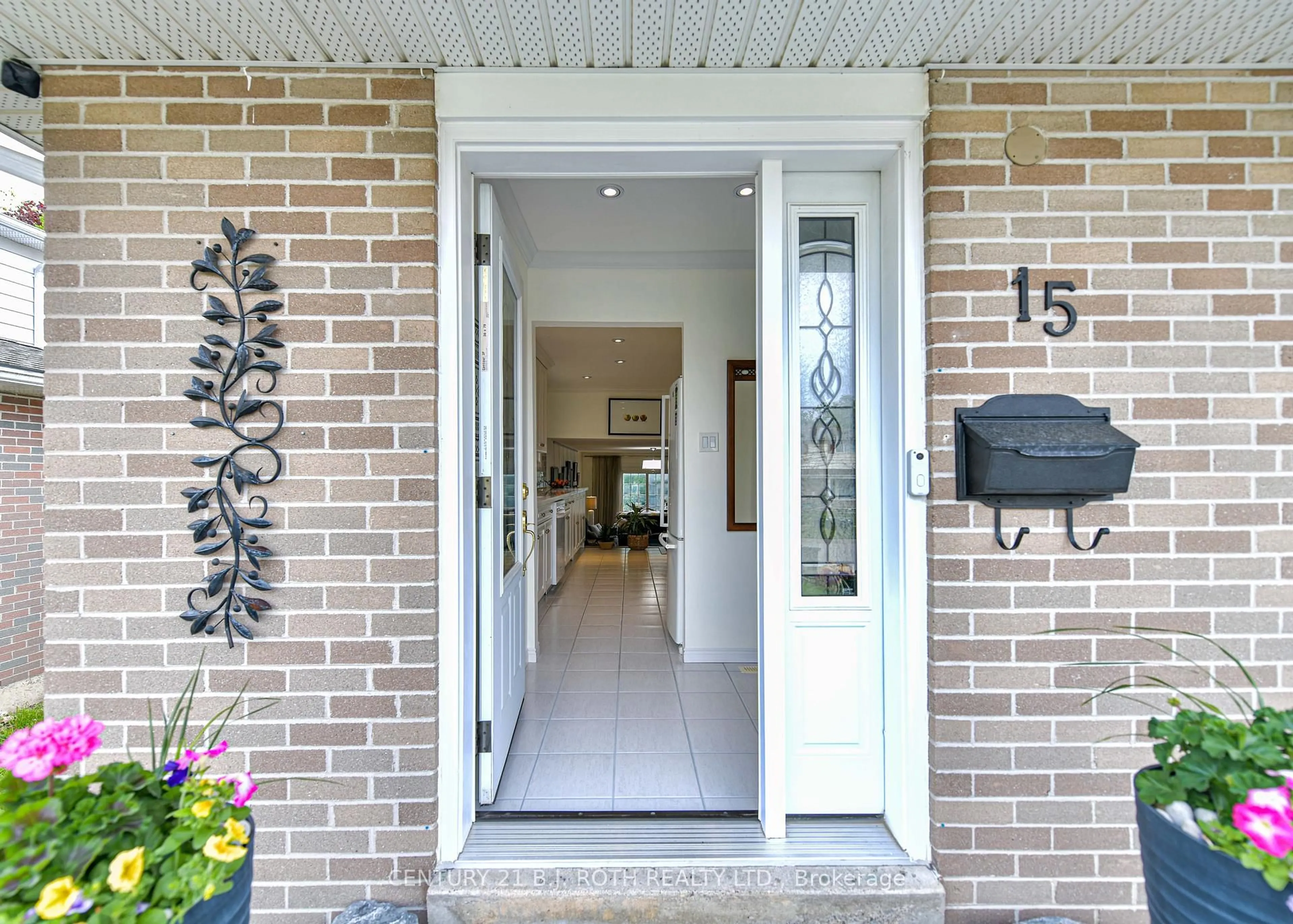 Indoor entryway for 15 Glenecho Dr, Barrie Ontario L4M 4J2