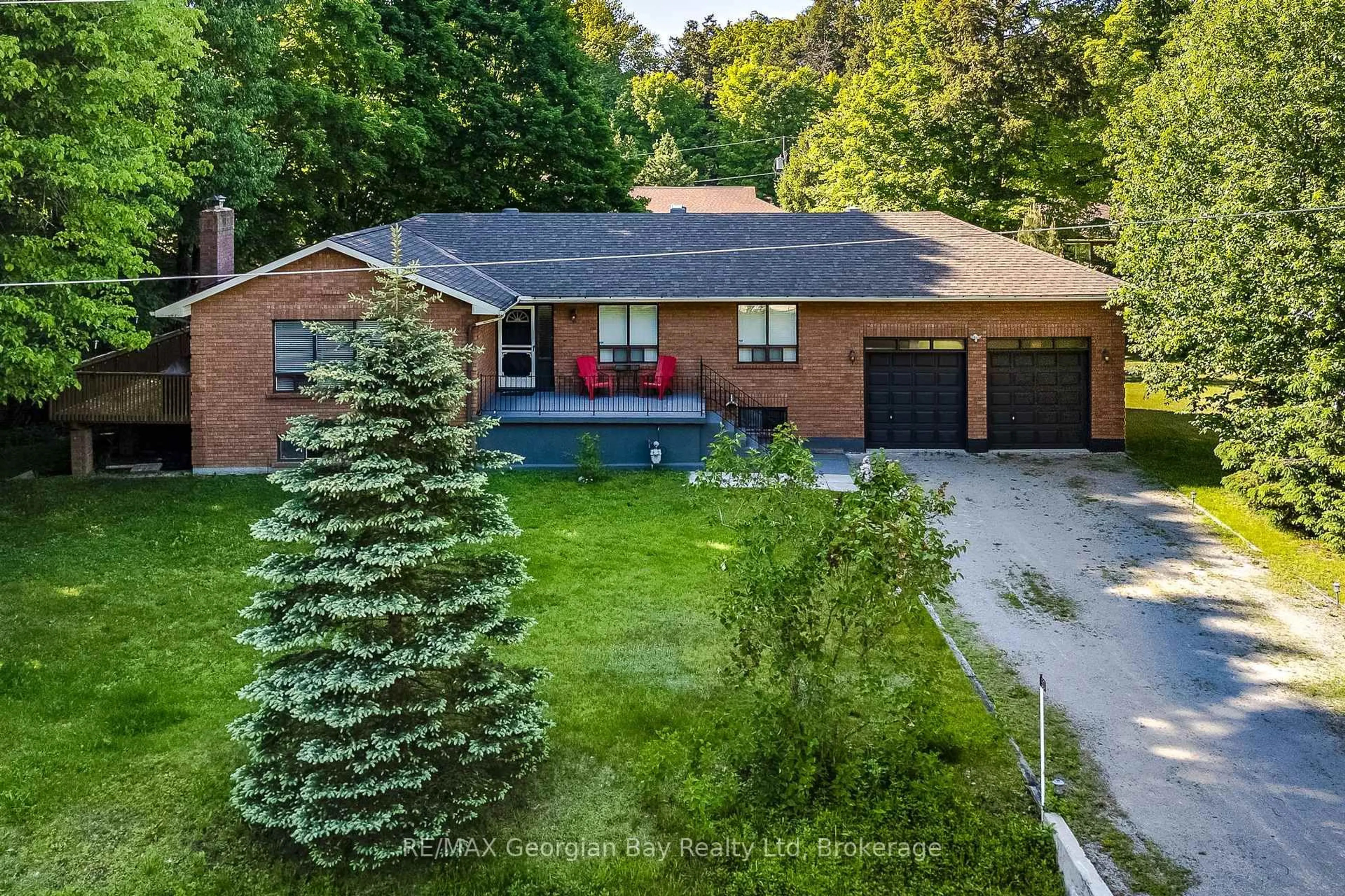 A pic from outside/outdoor area/front of a property/back of a property/a pic from drone, street for 50 Leonard Rd, Tiny Ontario L9M 2H7