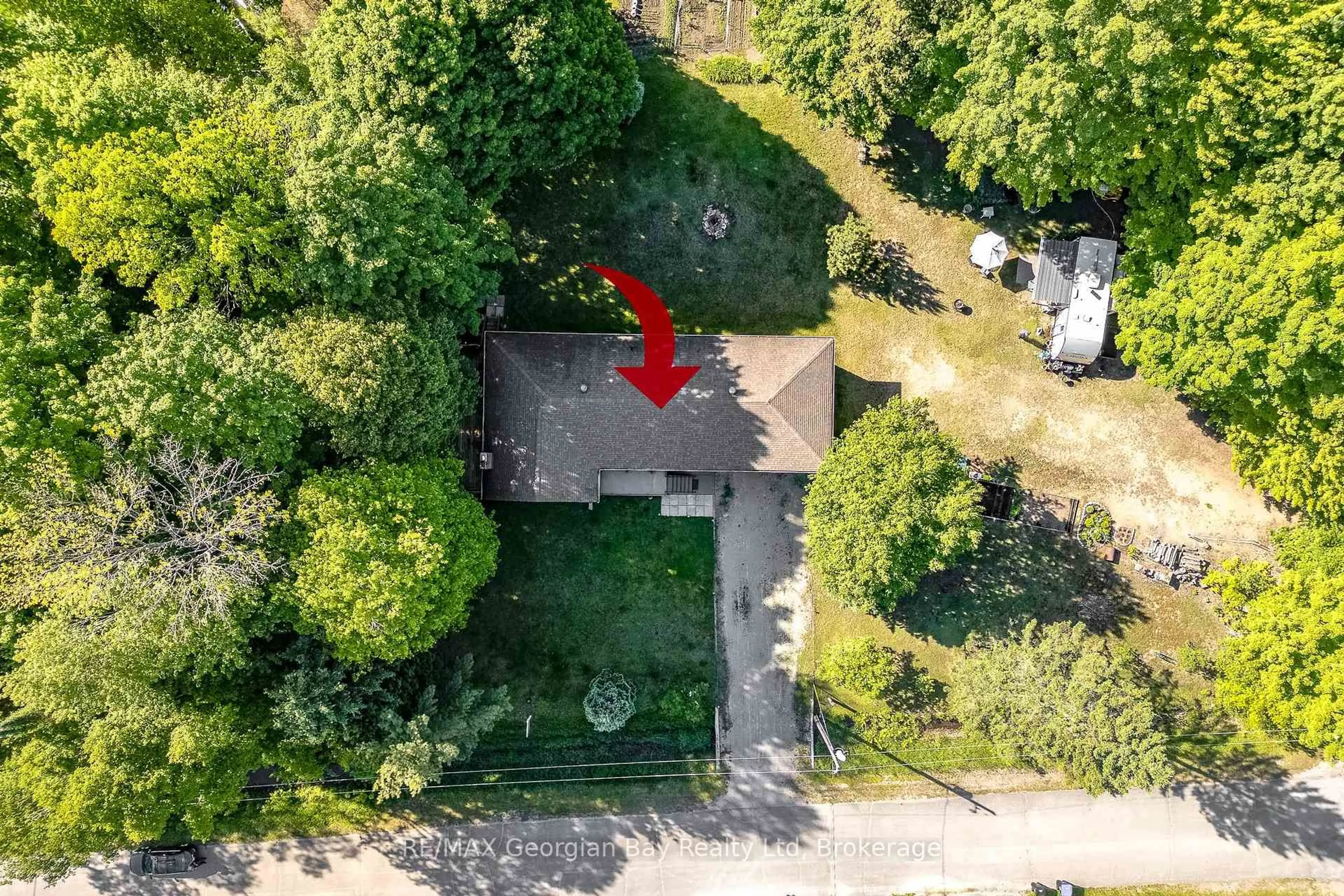 A pic from outside/outdoor area/front of a property/back of a property/a pic from drone, street for 50 Leonard Rd, Tiny Ontario L9M 2H7
