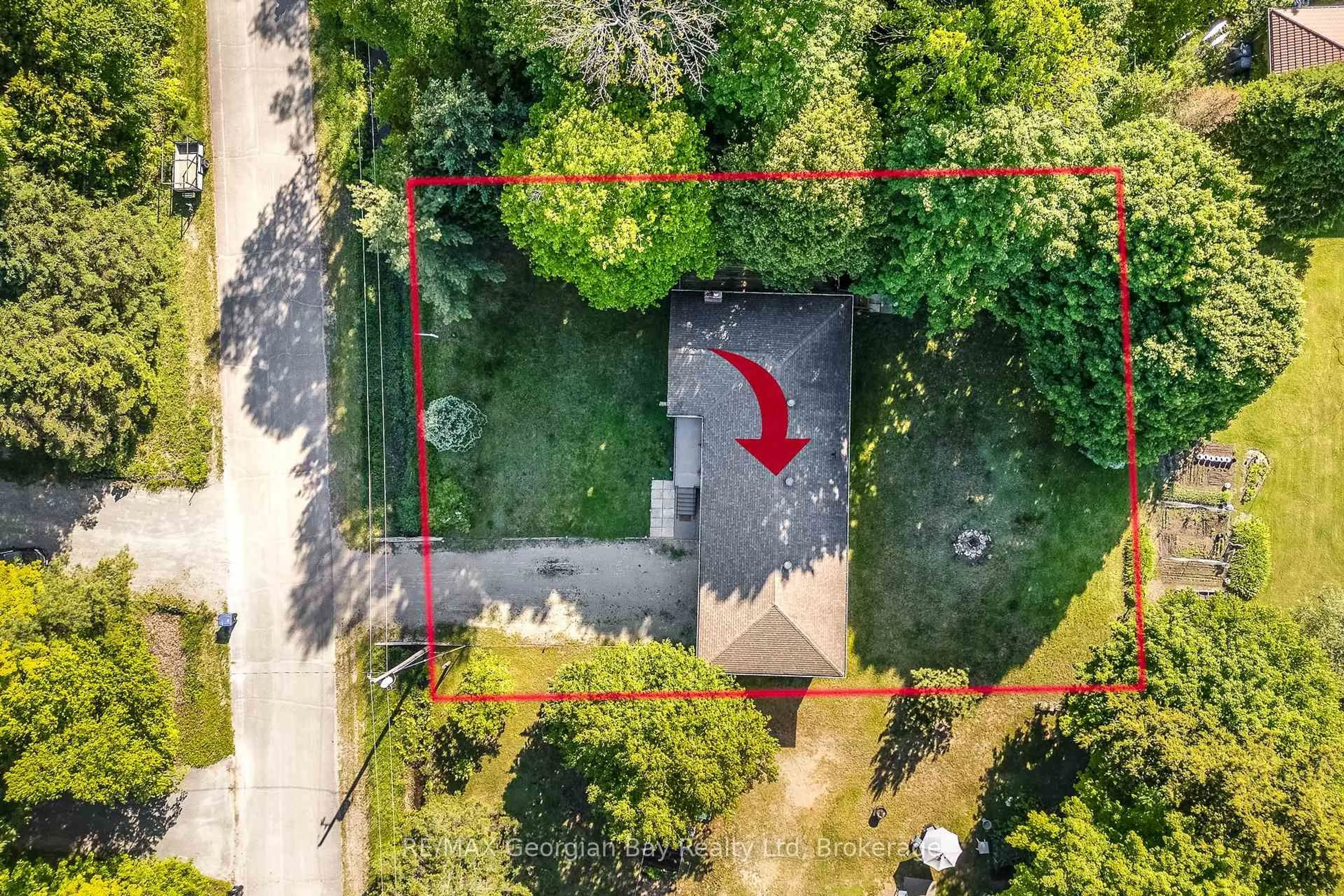 A pic from outside/outdoor area/front of a property/back of a property/a pic from drone, unknown for 50 Leonard Rd, Tiny Ontario L9M 2H7