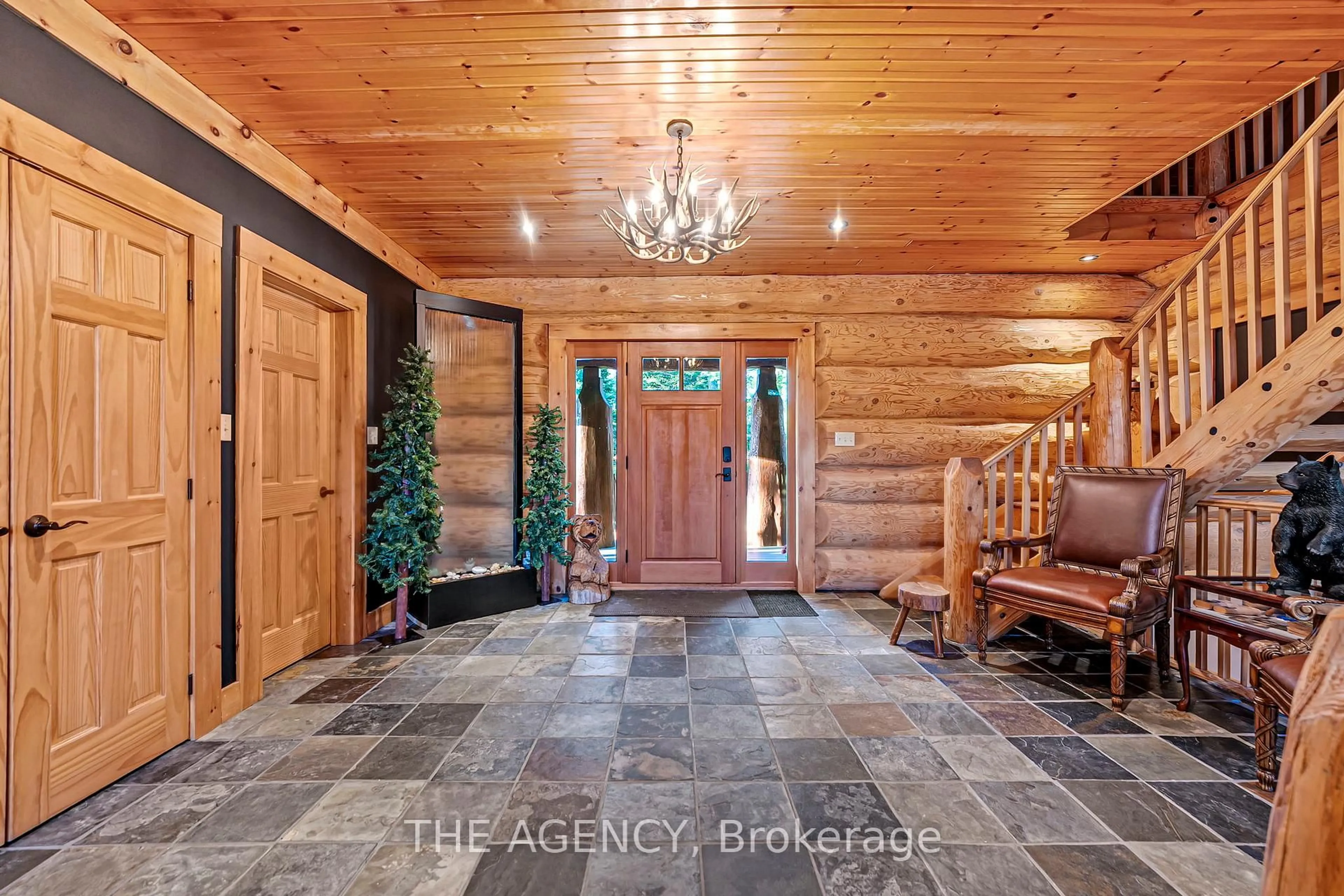 Indoor foyer for 11 Nevis Ridge Dr, Oro-Medonte Ontario L0L 1T0