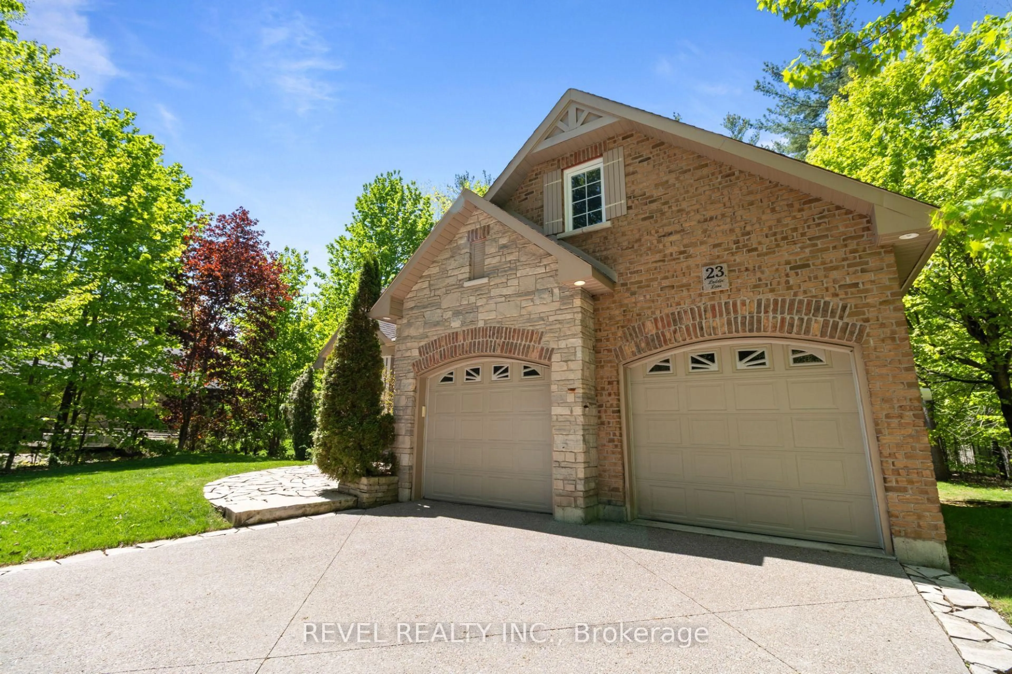 Indoor garage for 23 Laddie Lane, Springwater Ontario L9X 0C3
