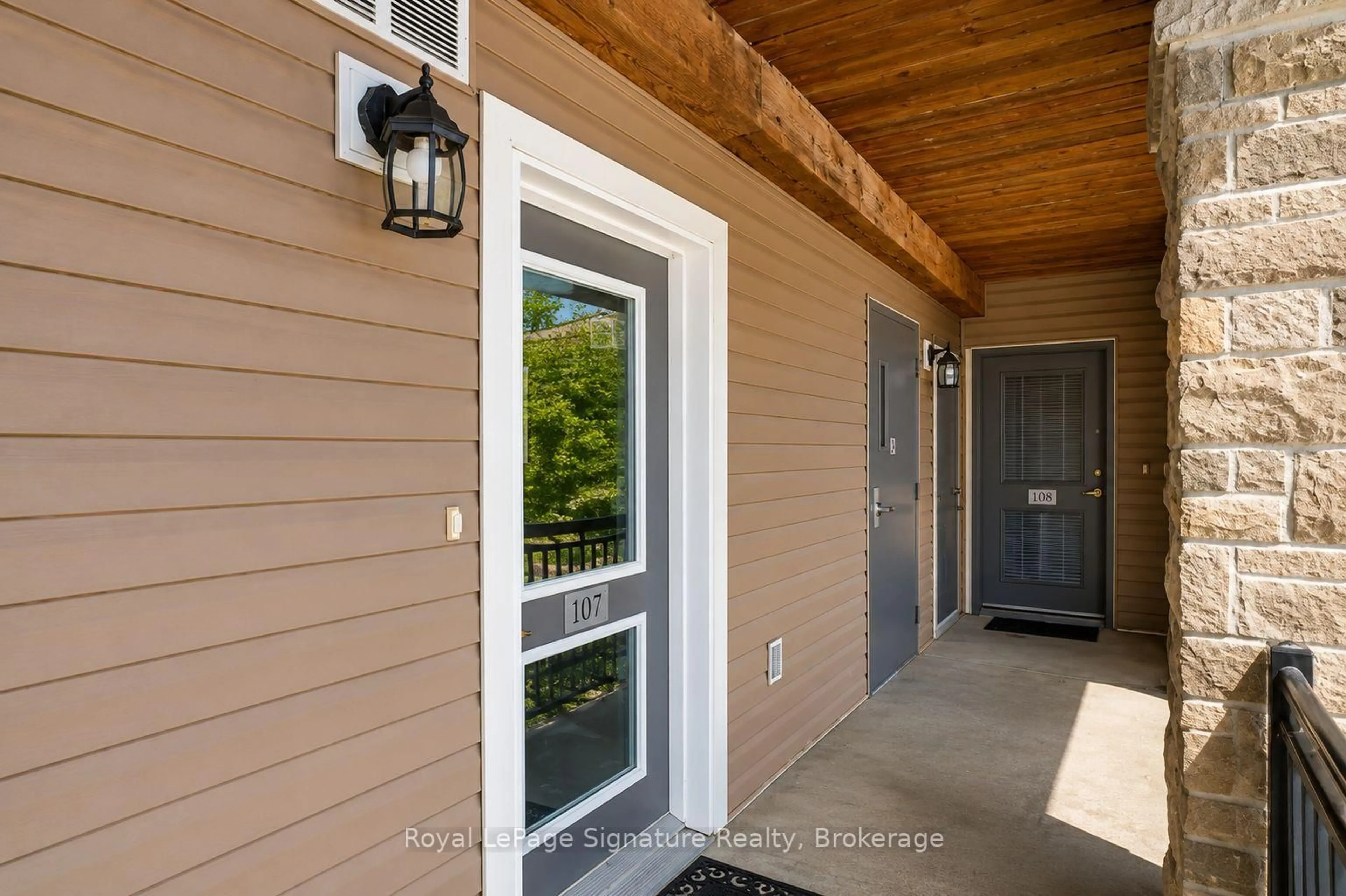 Indoor entryway for 10 Brandy Lane Dr #107, Collingwood Ontario L9Y 0X4