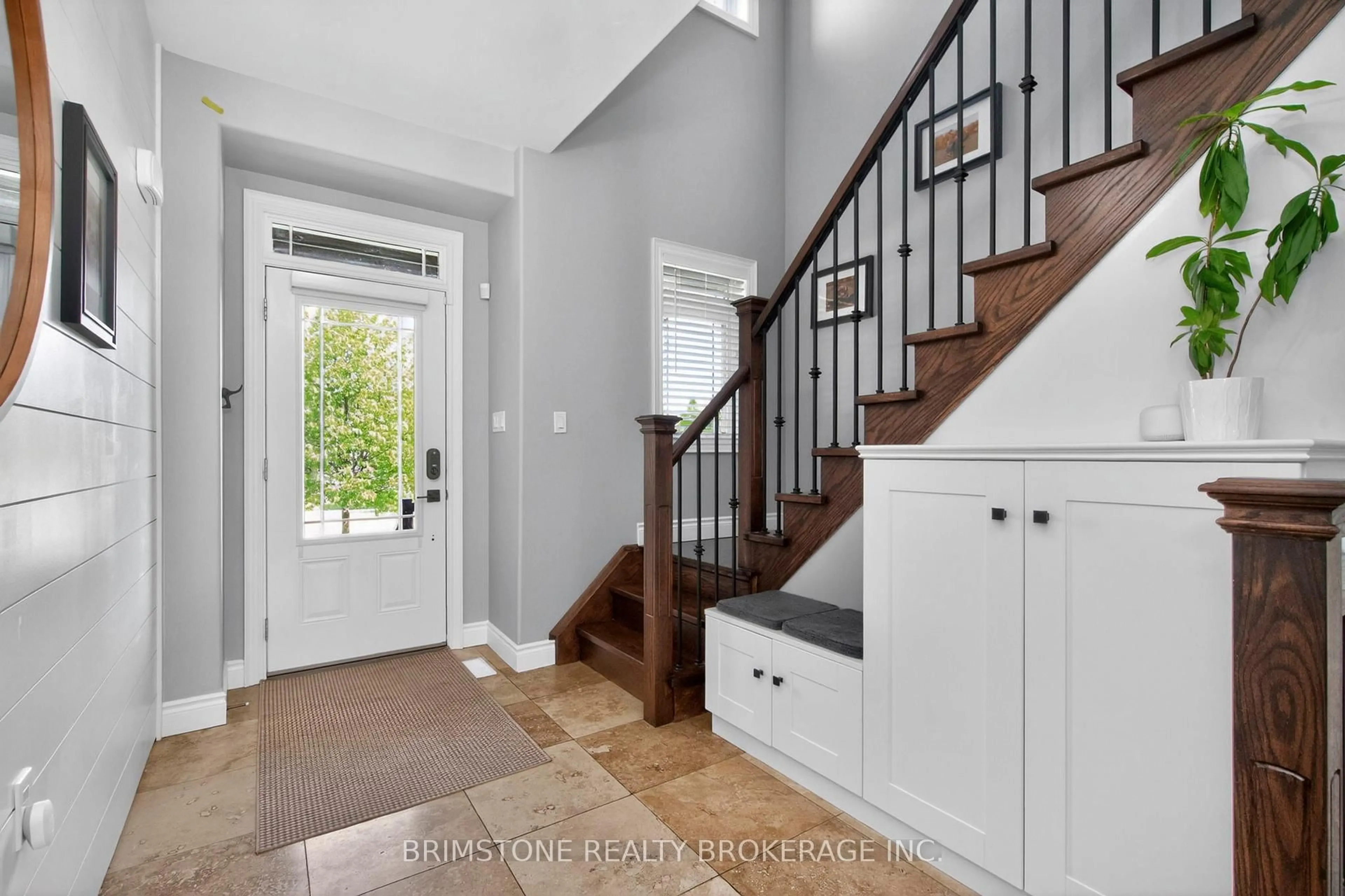 Indoor entryway for 15 Lowry Crt, Barrie Ontario L4N 7N3