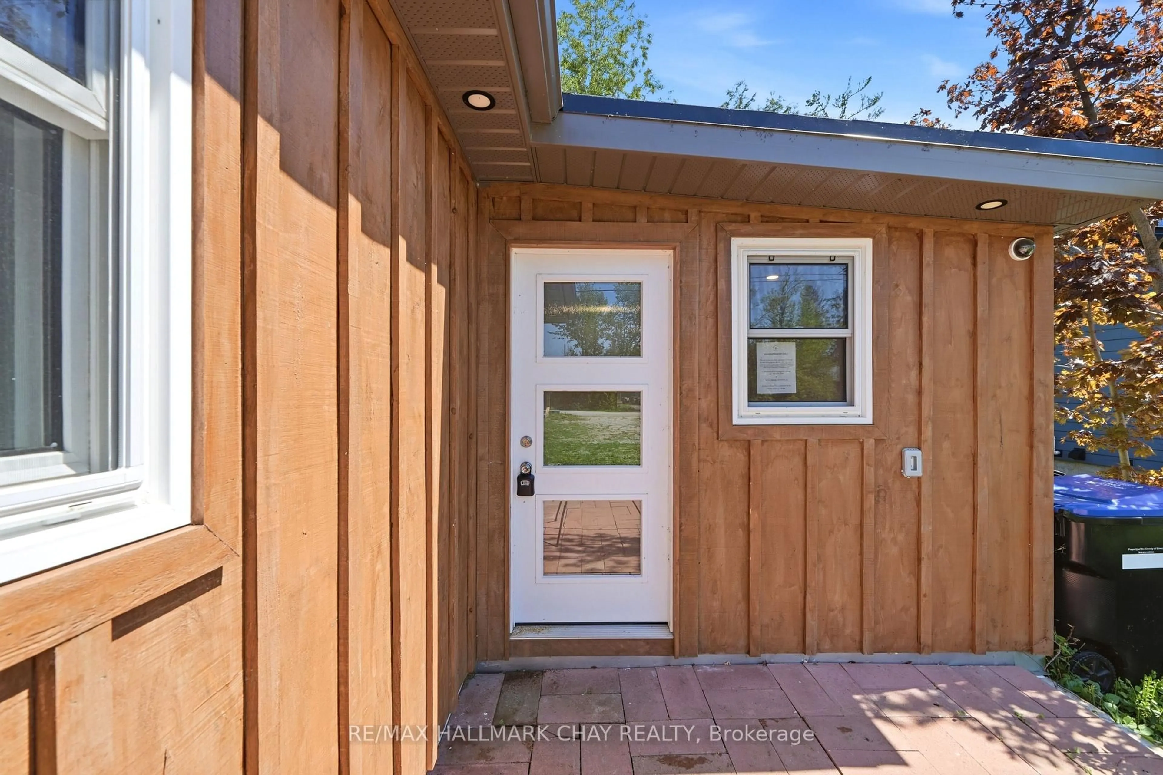 Indoor entryway for 71 Lakeshore Rd, Oro-Medonte Ontario L0L 2E0