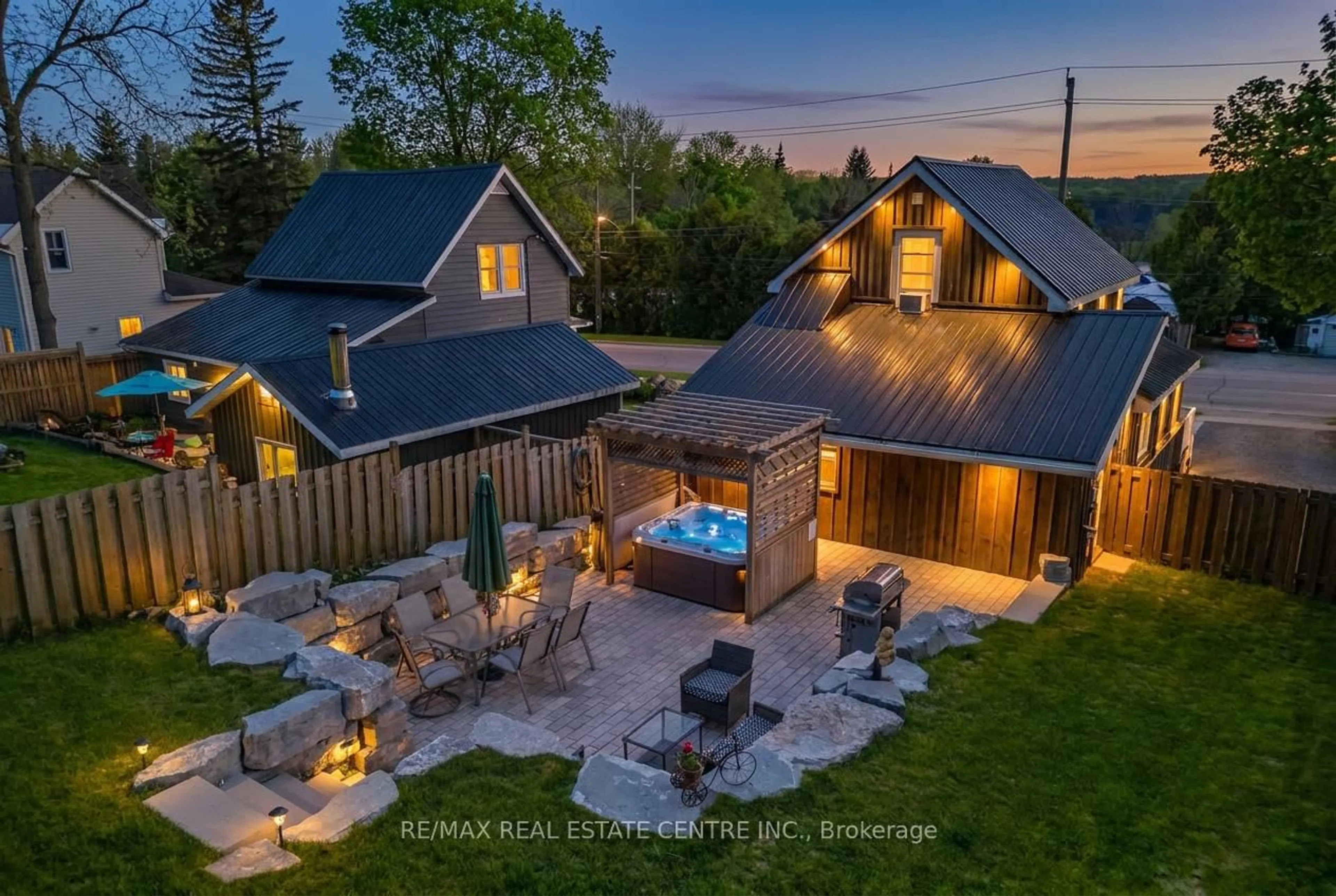 A pic from outside/outdoor area/front of a property/back of a property/a pic from drone, mountain view for 371 William St, Tay Ontario L0K 2A0