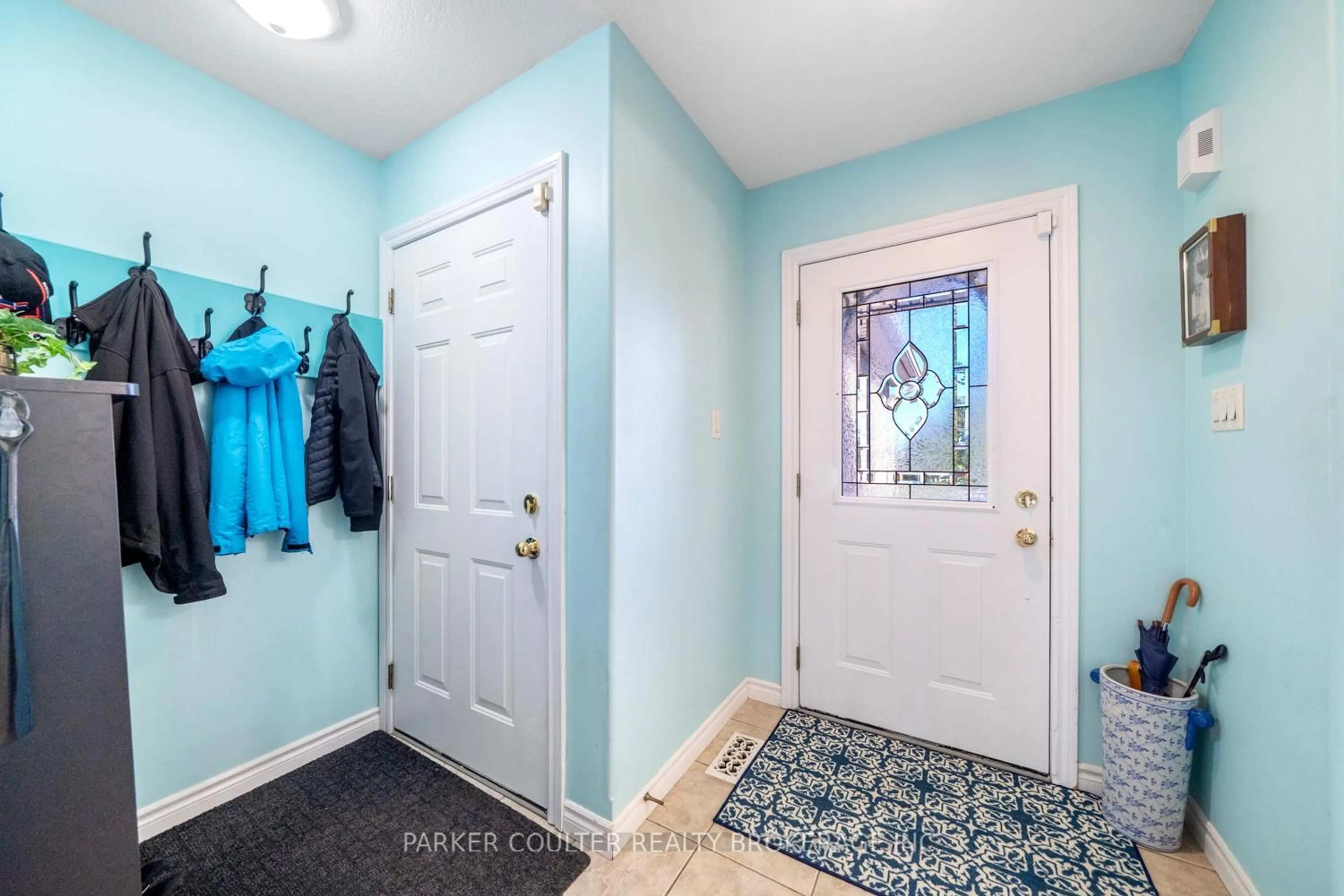 Indoor entryway for 15 Edwards Dr, Barrie Ontario L4N 9K6