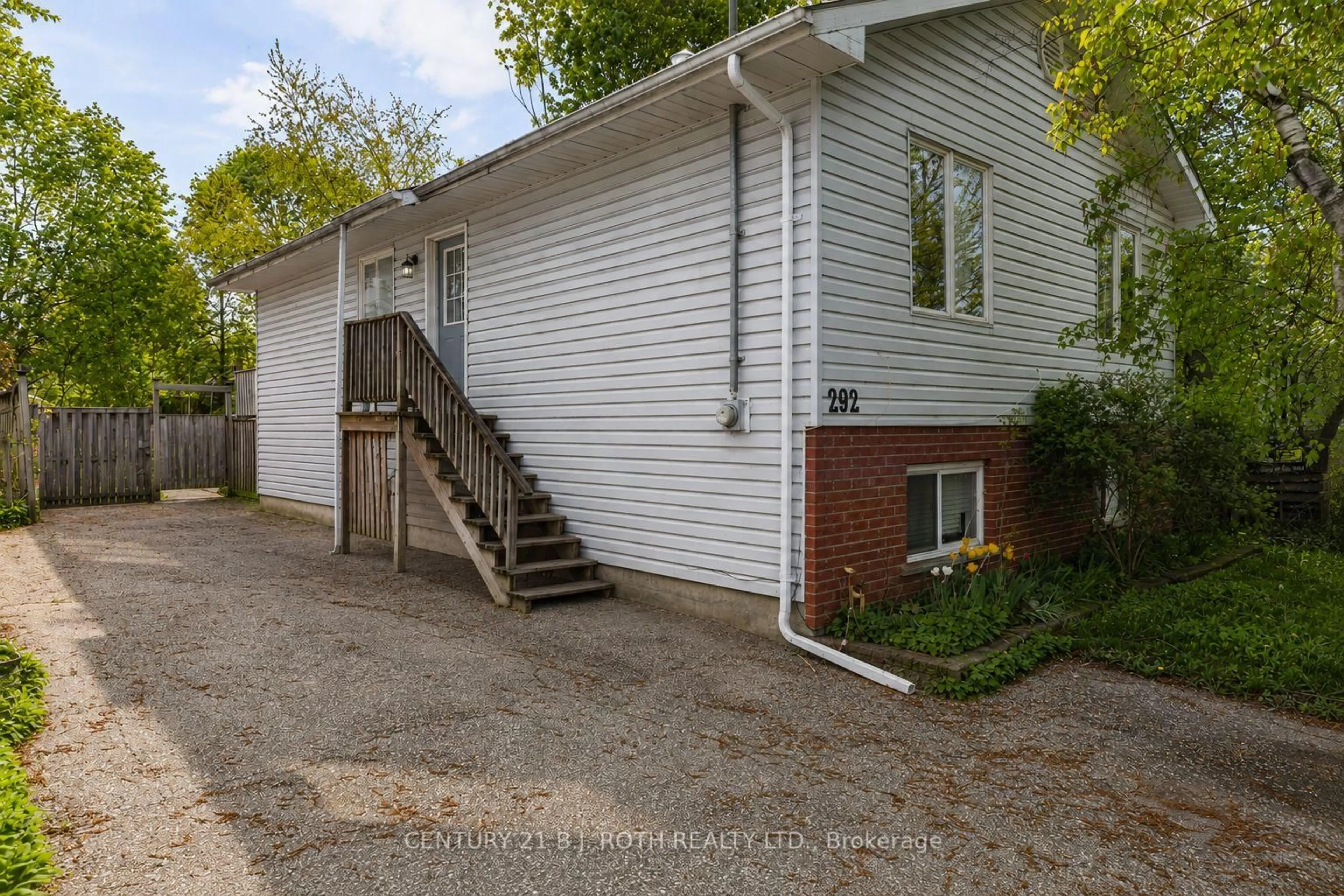 A pic from outside/outdoor area/front of a property/back of a property/a pic from drone, street for 292 MILLARD St, Orillia Ontario L3V 4H3