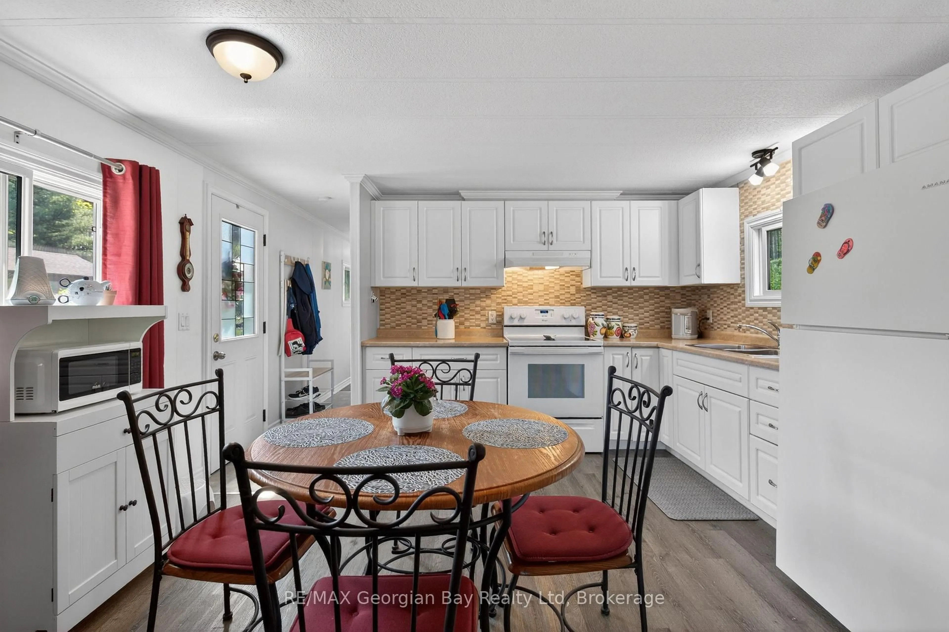 Open concept kitchen, ceramic/tile floor for 5263 Elliott Sdrd #81, Tay Ontario L4R 4K3