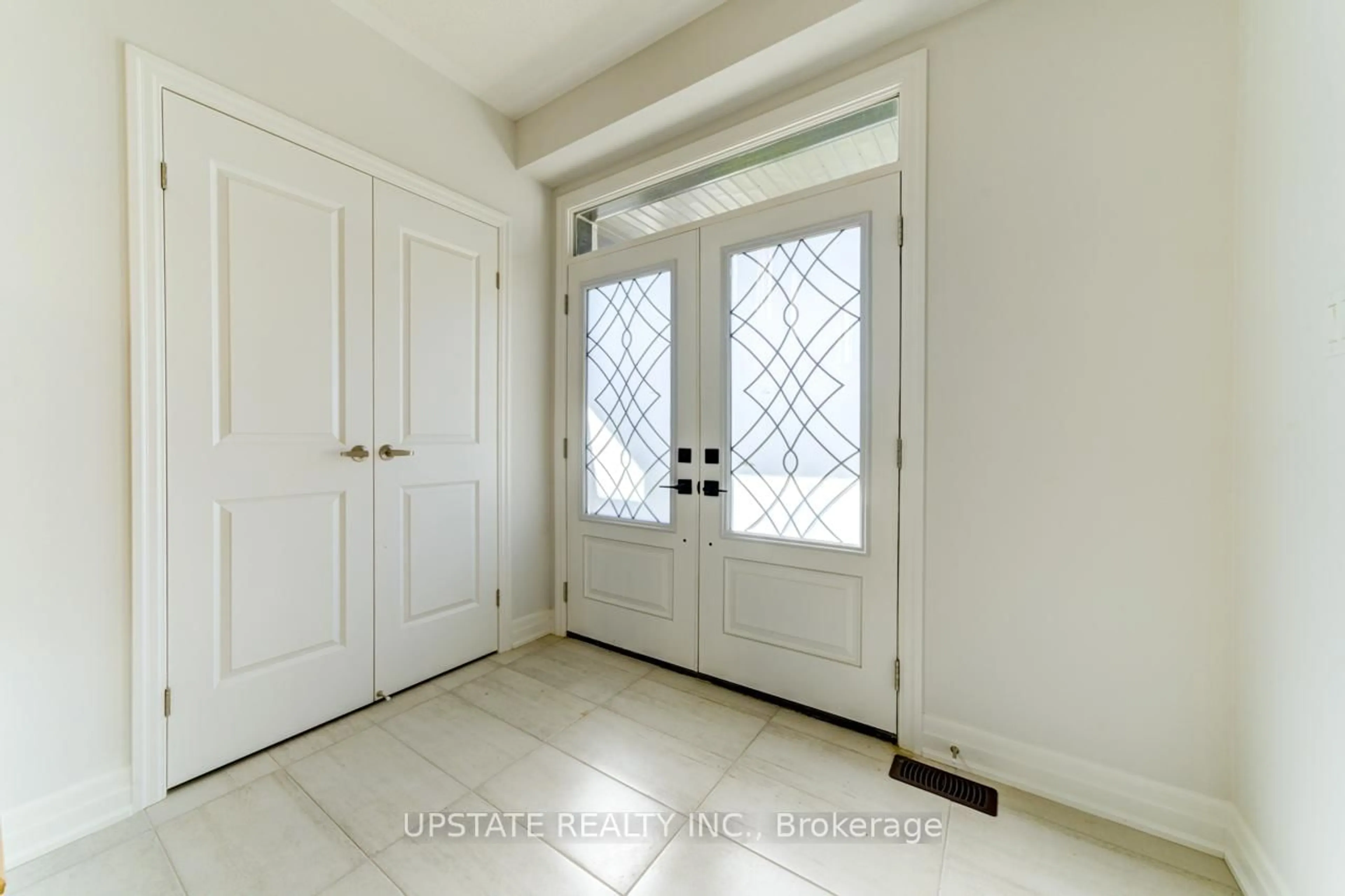 Indoor entryway for 12 Nicort Rd, Wasaga Beach Ontario L9Z 0N4
