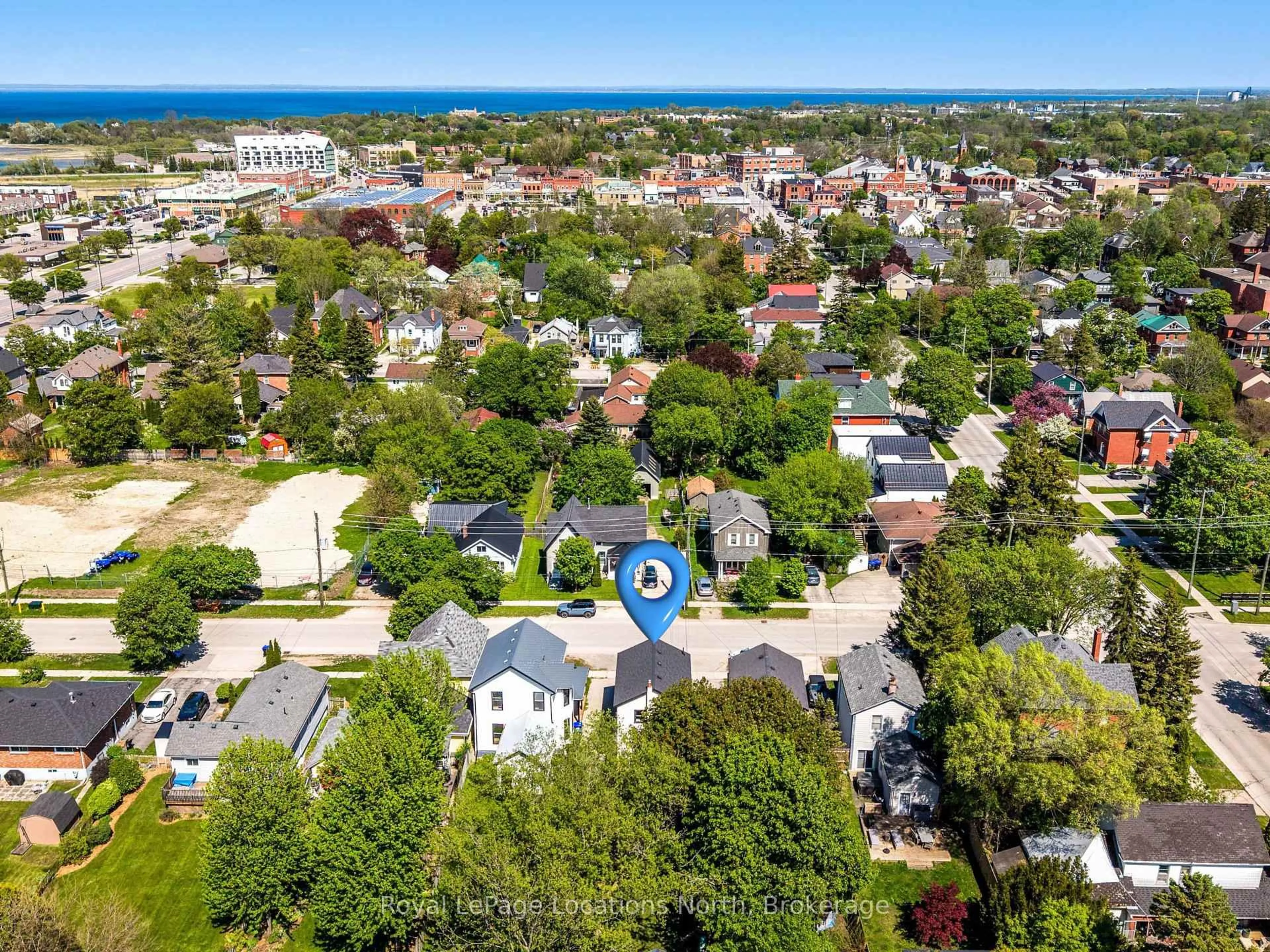 A pic from outside/outdoor area/front of a property/back of a property/a pic from drone, unknown for 72 Birch St, Collingwood Ontario L9Y 2V1