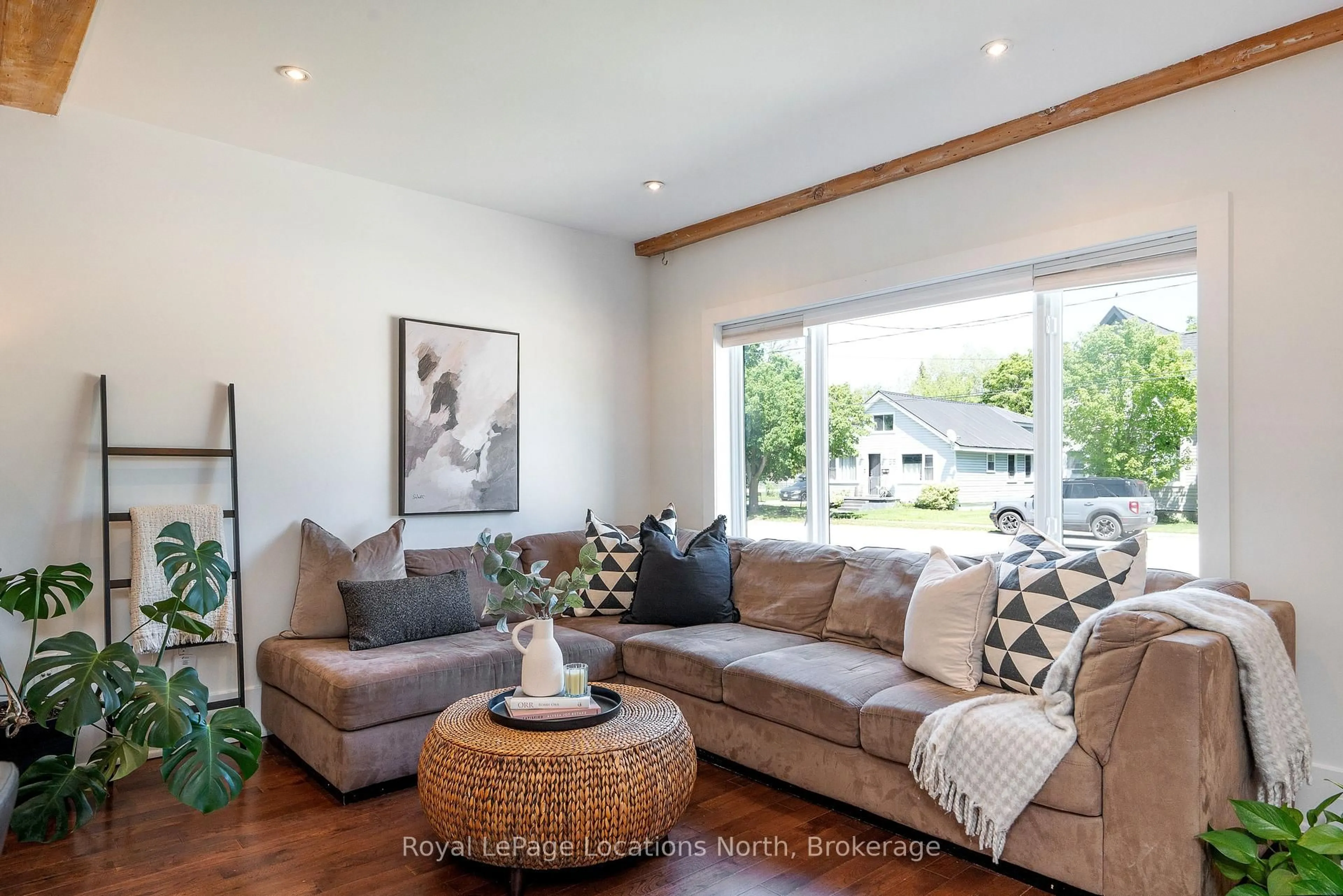 Living room with furniture, wood/laminate floor for 72 Birch St, Collingwood Ontario L9Y 2V1