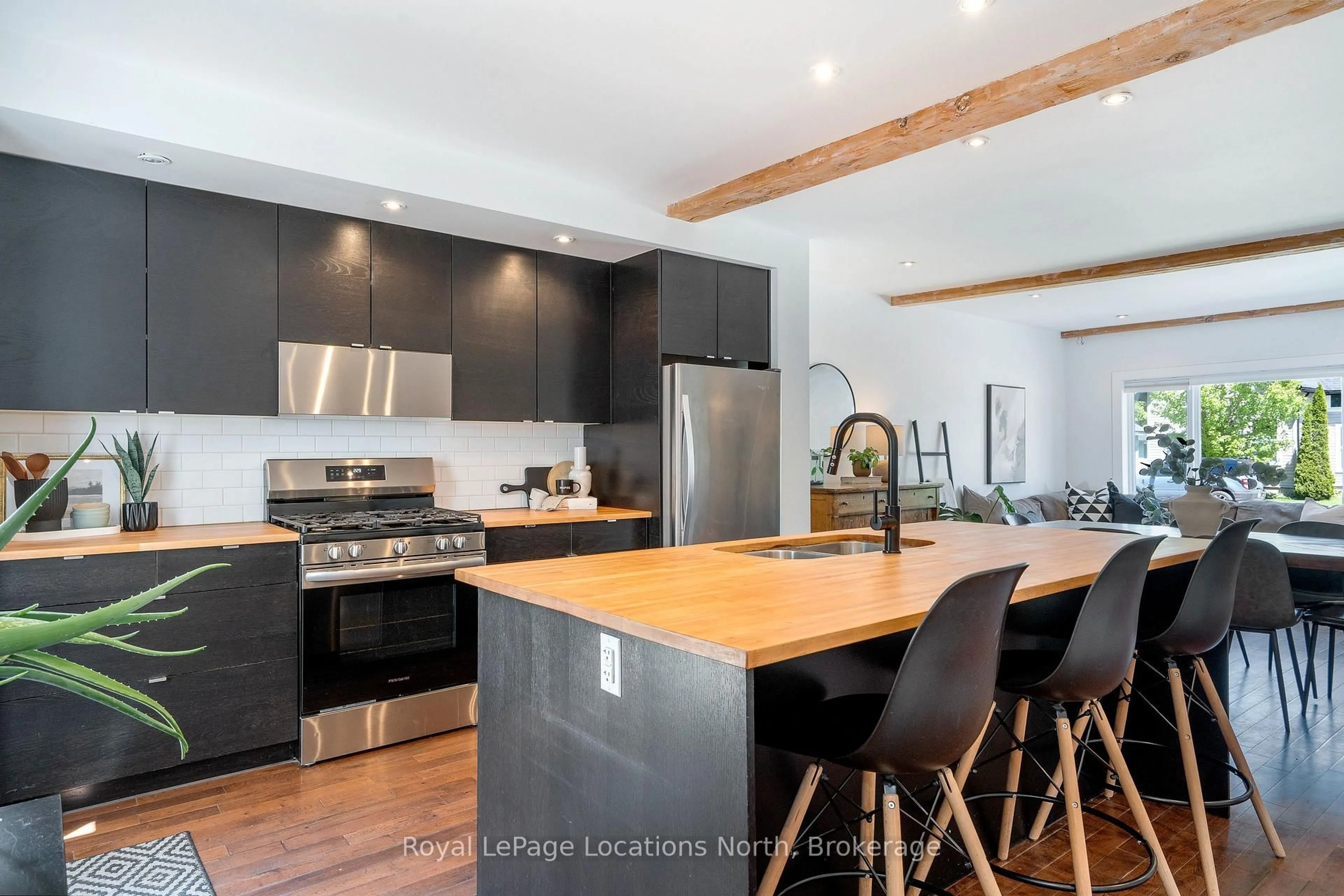 Open concept kitchen, wood/laminate floor for 72 Birch St, Collingwood Ontario L9Y 2V1