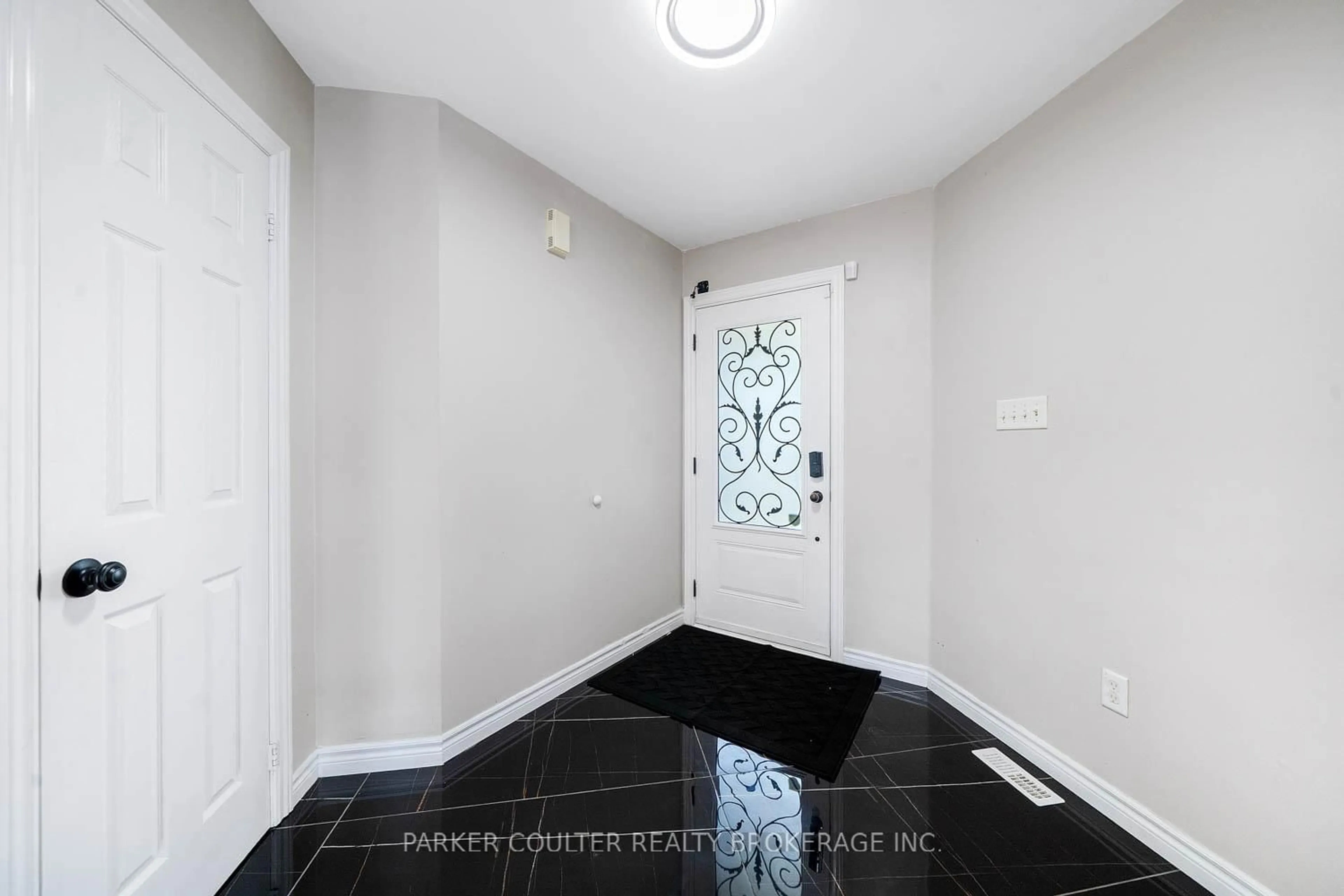 Indoor entryway for 60 Knupp Rd, Barrie Ontario L4N 0R7