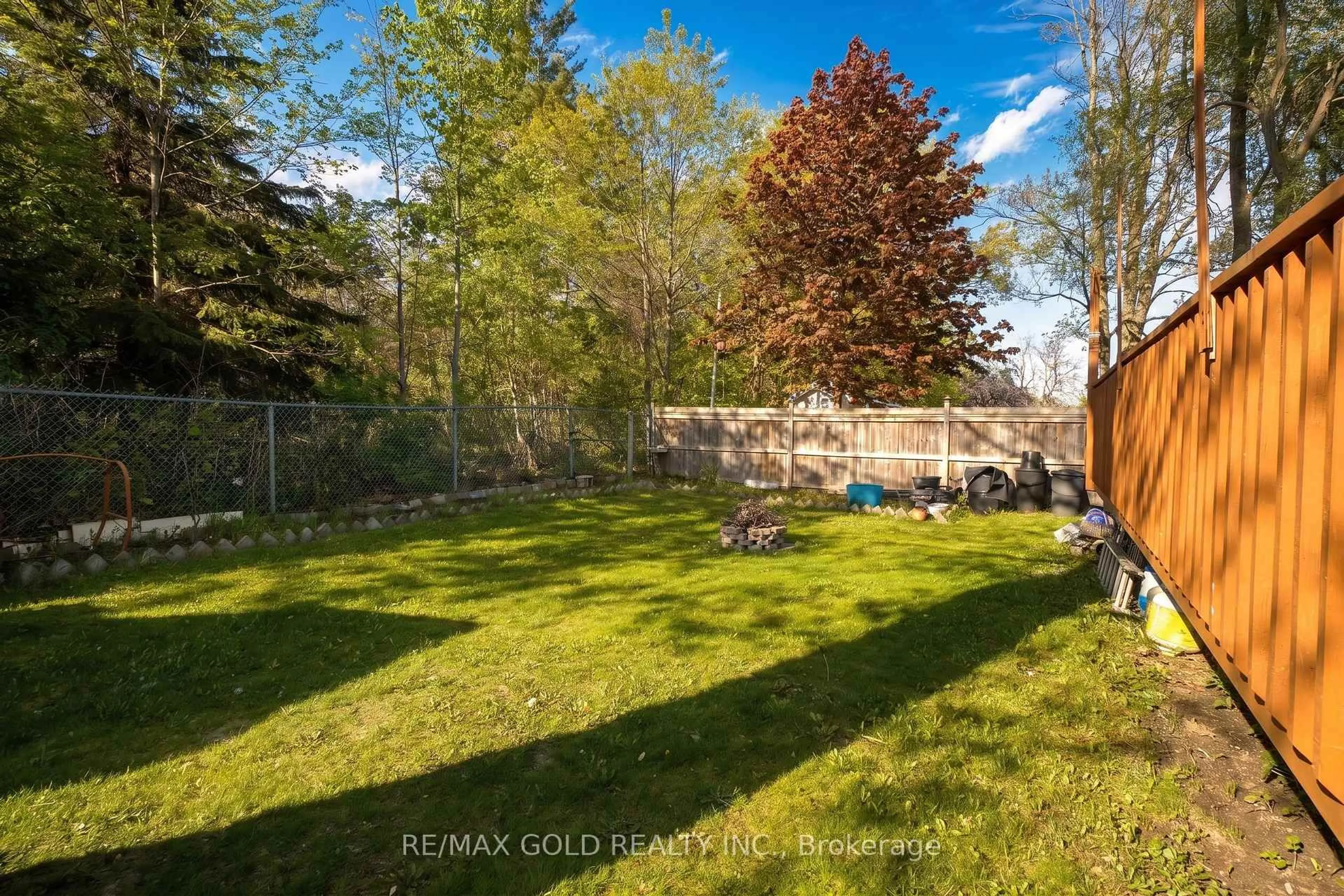 A pic from outside/outdoor area/front of a property/back of a property/a pic from drone, forest/trees view for 246 Edgehill Dr, Barrie Ontario L4N 7W9