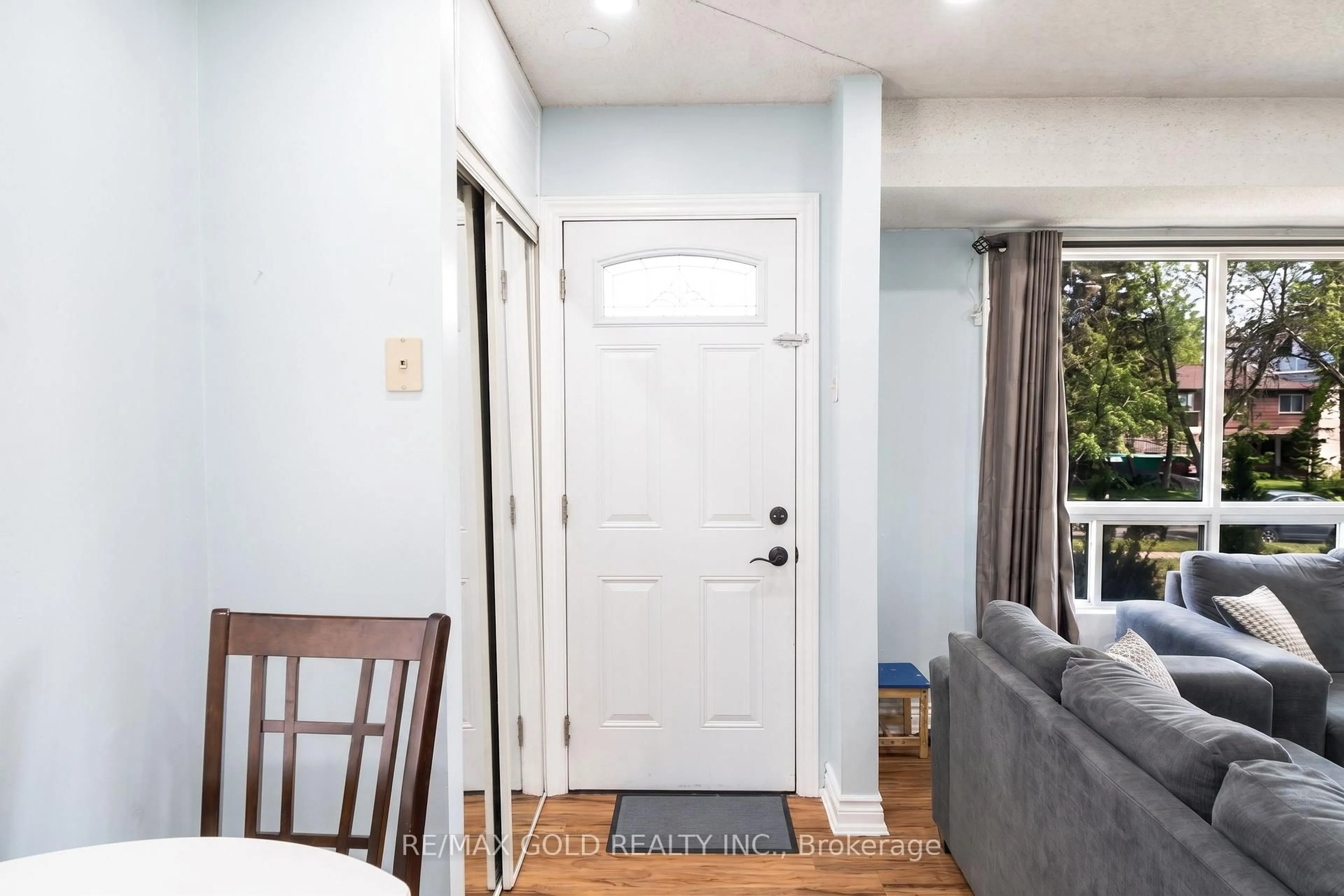 Indoor entryway for 246 Edgehill Dr, Barrie Ontario L4N 7W9