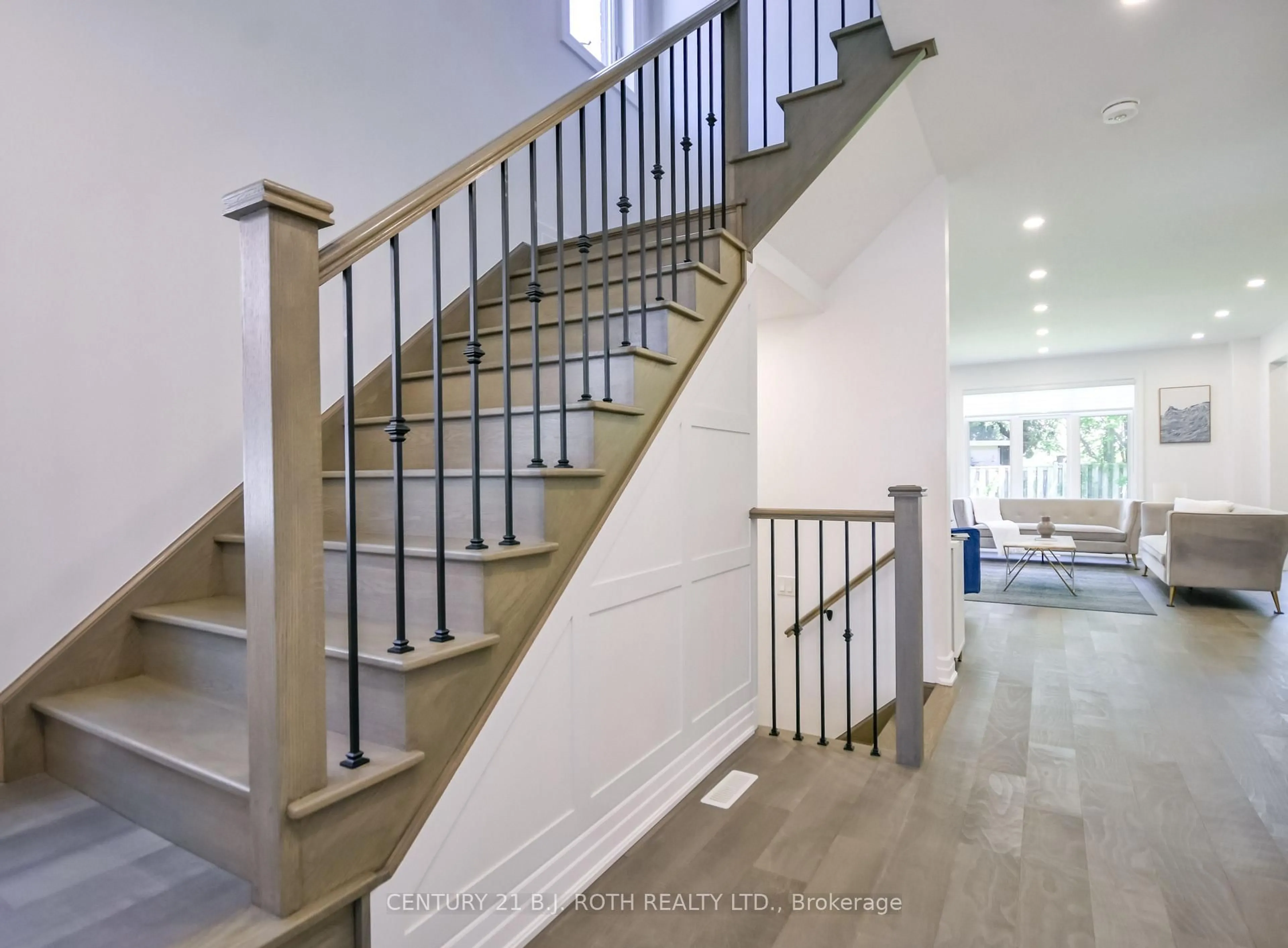 Stairs for 43 Auburn Crt, Barrie Ontario L4N 0A5