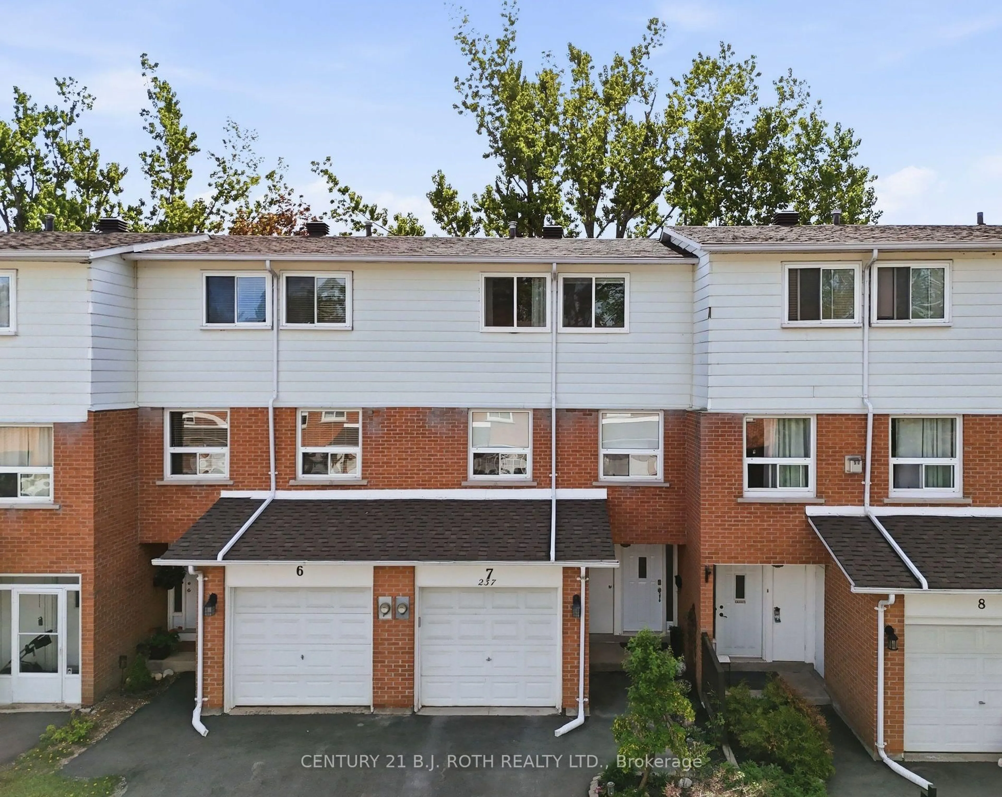A pic from outside/outdoor area/front of a property/back of a property/a pic from drone, street for 237 Steel St #7, Barrie Ontario L4M 2H1
