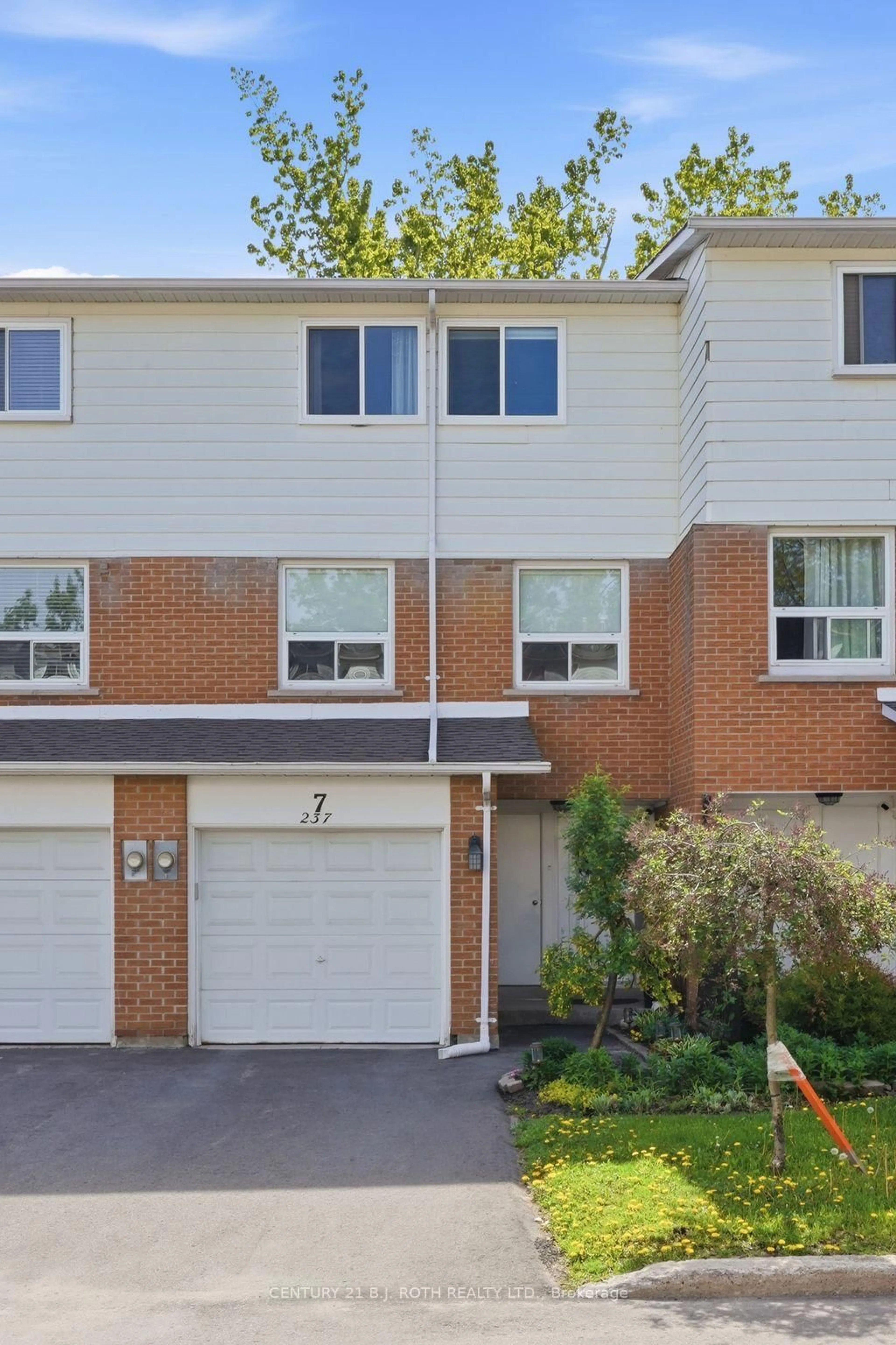 Home with brick exterior material, street for 237 Steel St #7, Barrie Ontario L4M 2H1