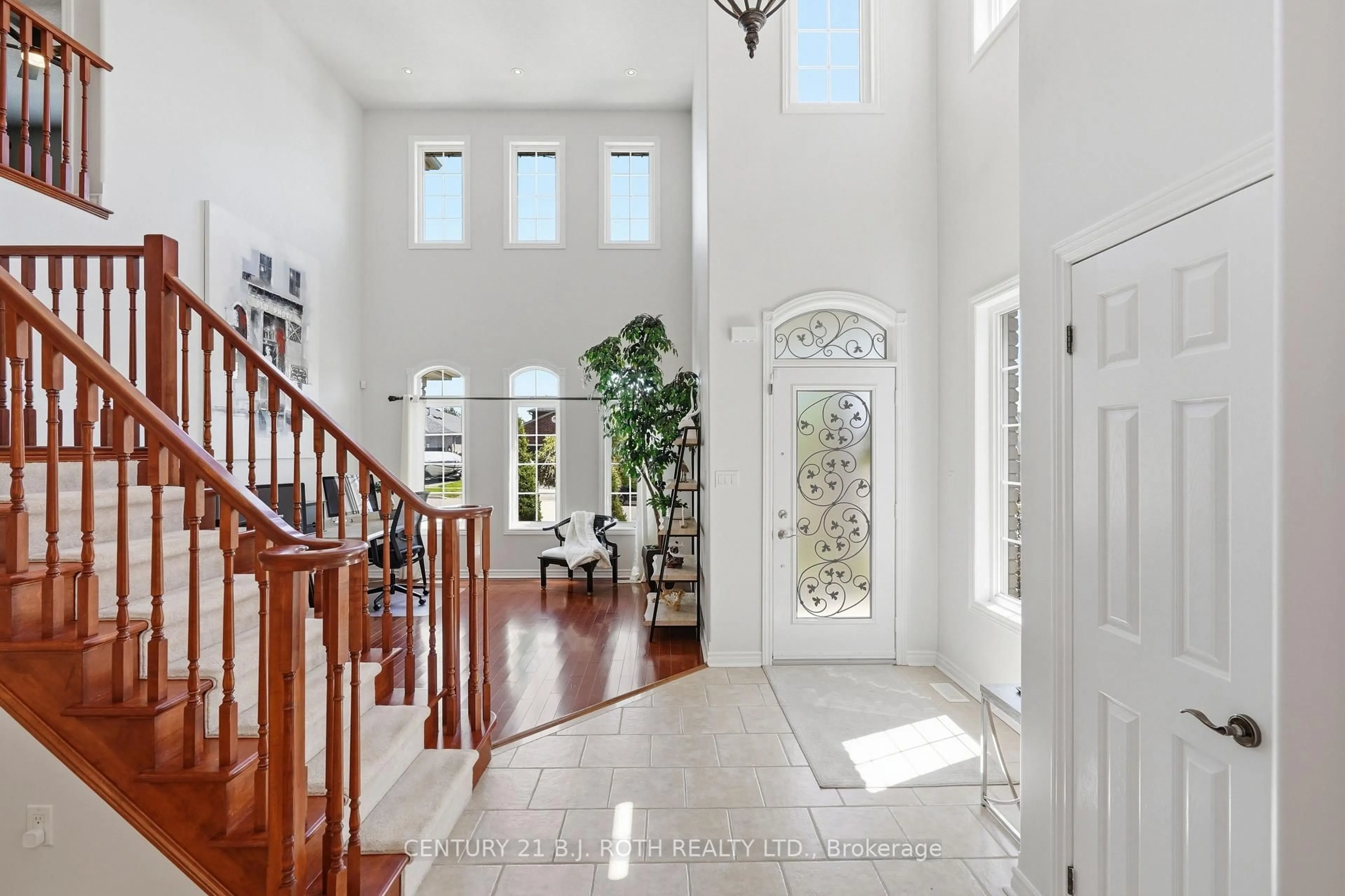 Indoor entryway for 115 Sandringham Dr, Barrie Ontario L4N 0Y9