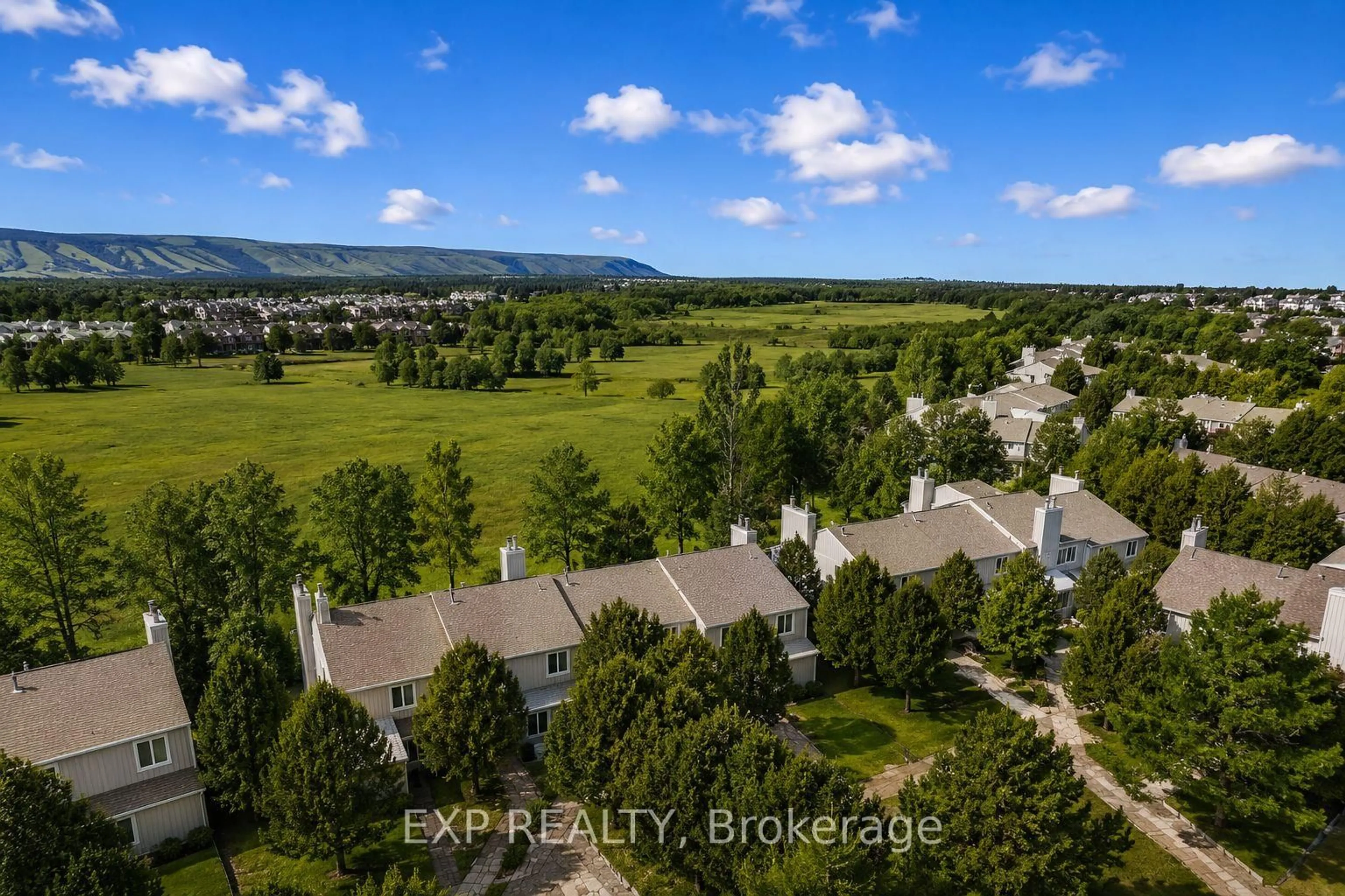 A pic from outside/outdoor area/front of a property/back of a property/a pic from drone, city buildings view from balcony for 576 Oxbow Cres #16, Collingwood Ontario L9Y 5B4