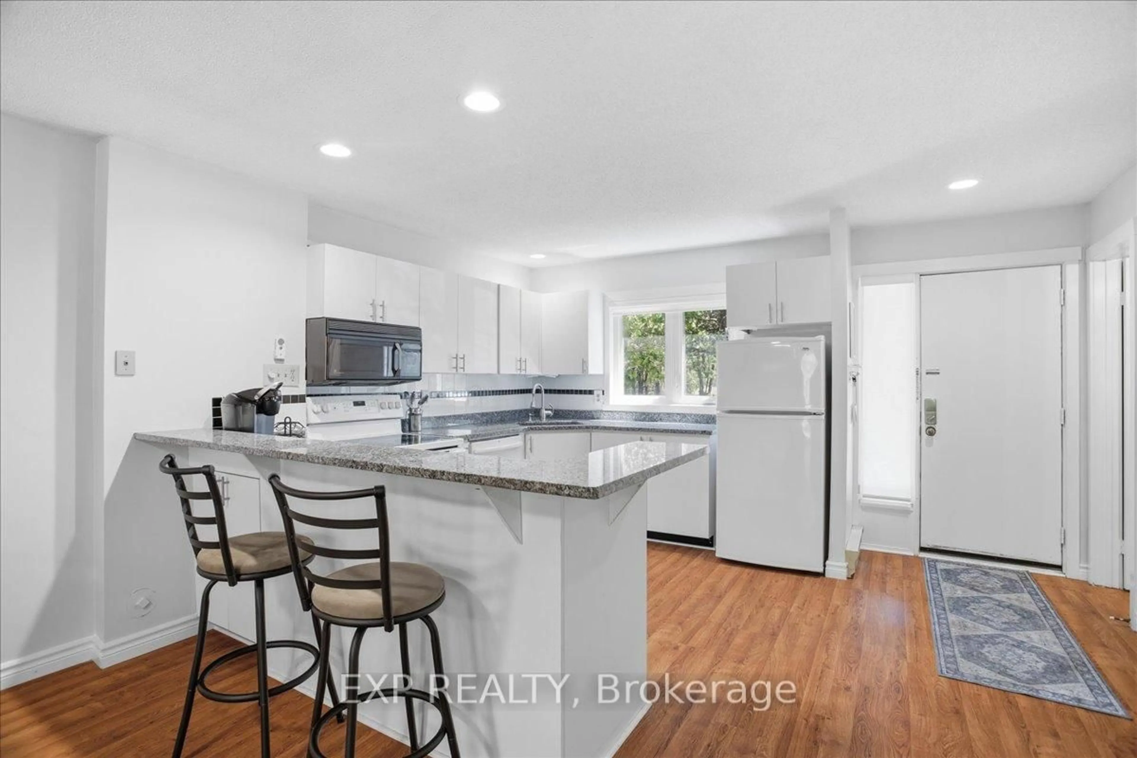 Open concept kitchen, ceramic/tile floor for 576 Oxbow Cres #16, Collingwood Ontario L9Y 5B4