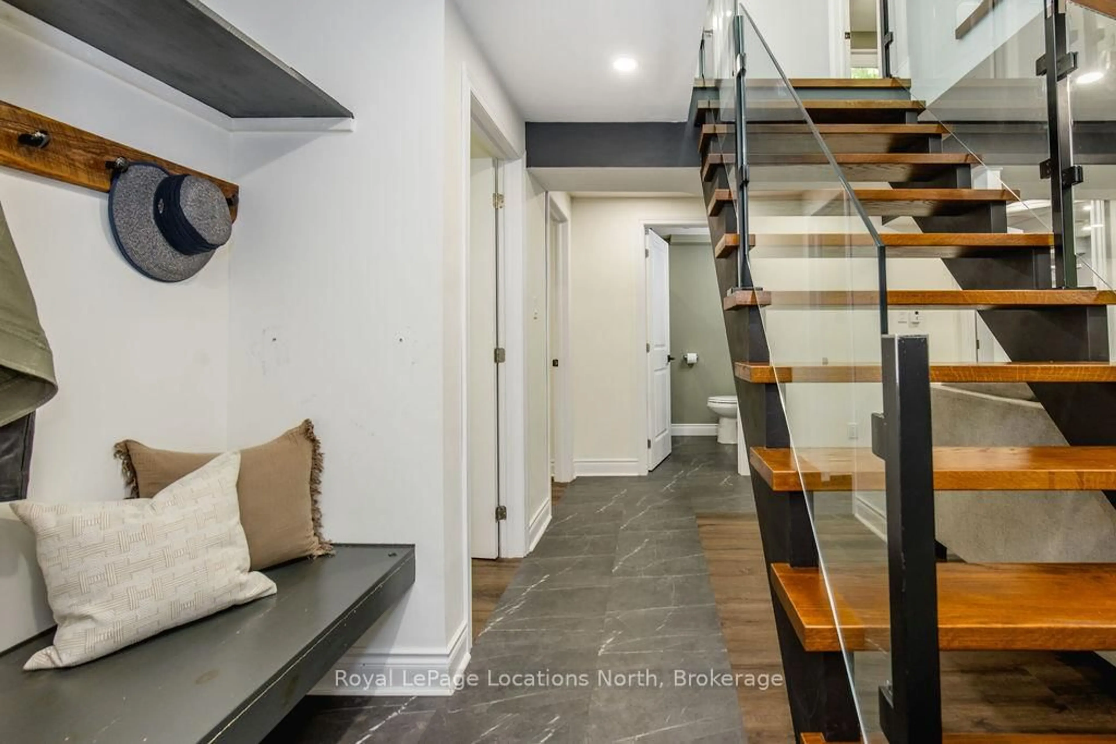 Indoor entryway for 1 Iroquois Rdge, Oro-Medonte Ontario L0K 1E0