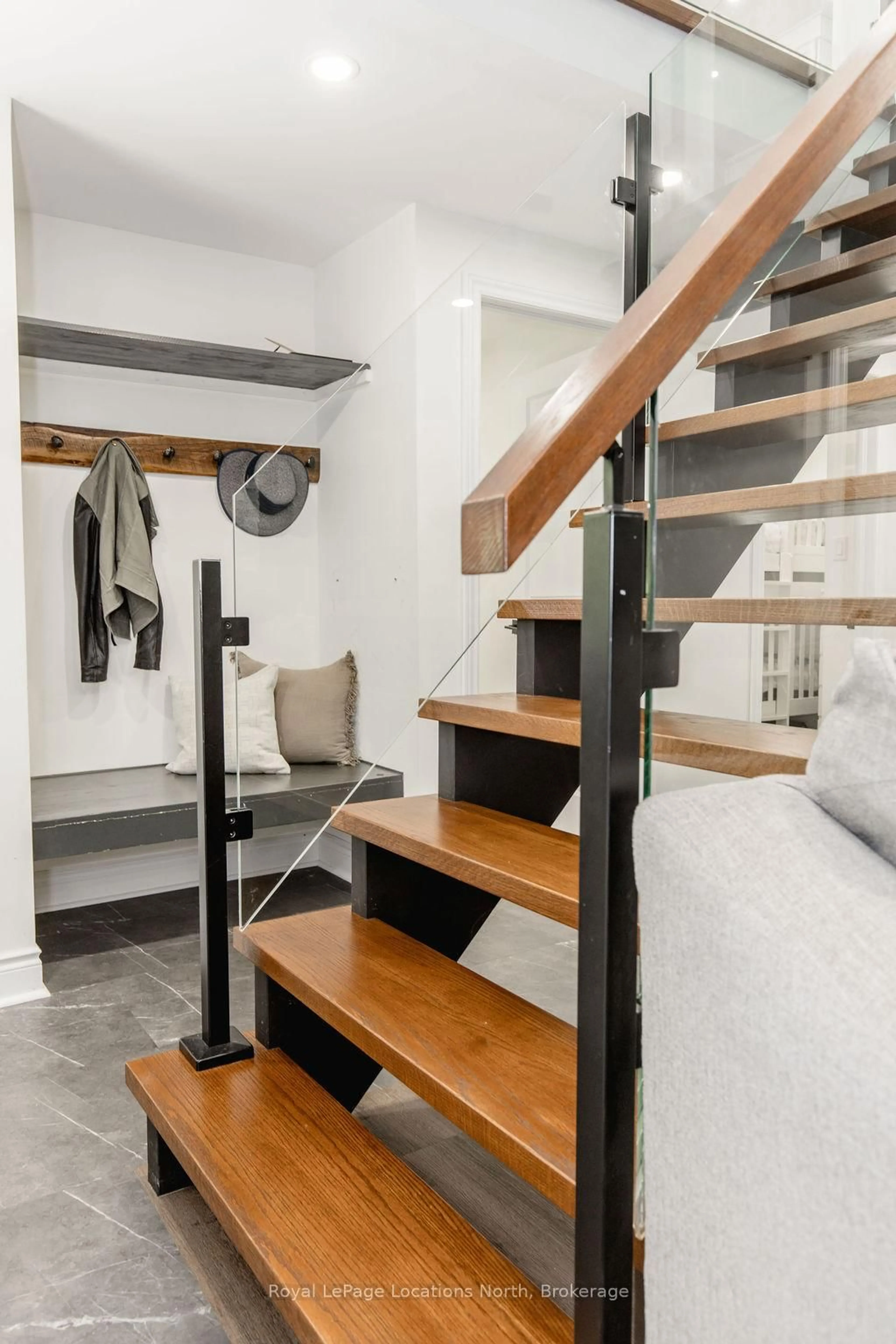 Stairs for 1 Iroquois Rdge, Oro-Medonte Ontario L0K 1E0
