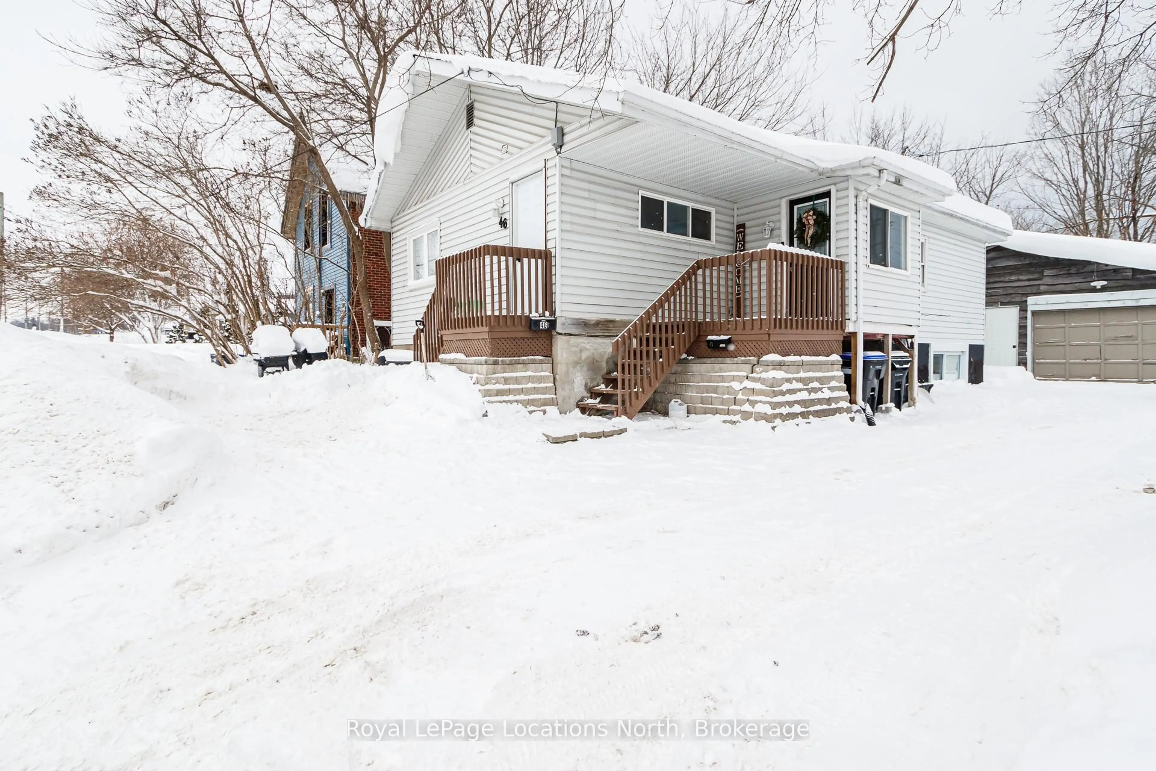 A pic from outside/outdoor area/front of a property/back of a property/a pic from drone, street for 46 Fourth St, Midland Ontario L4R 3S8