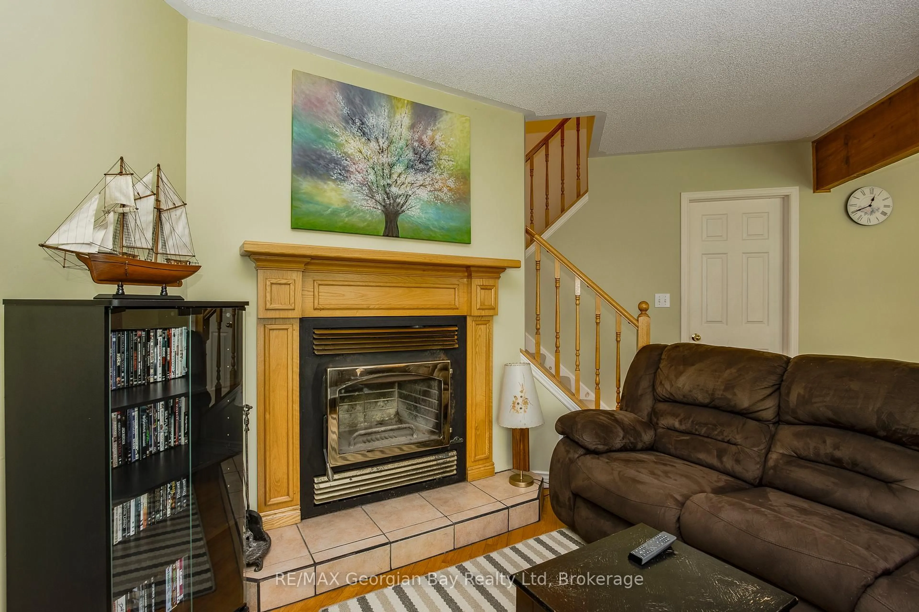 Living room with furniture, unknown for 2 Ridout Crt, Tiny Ontario L0L 2J0