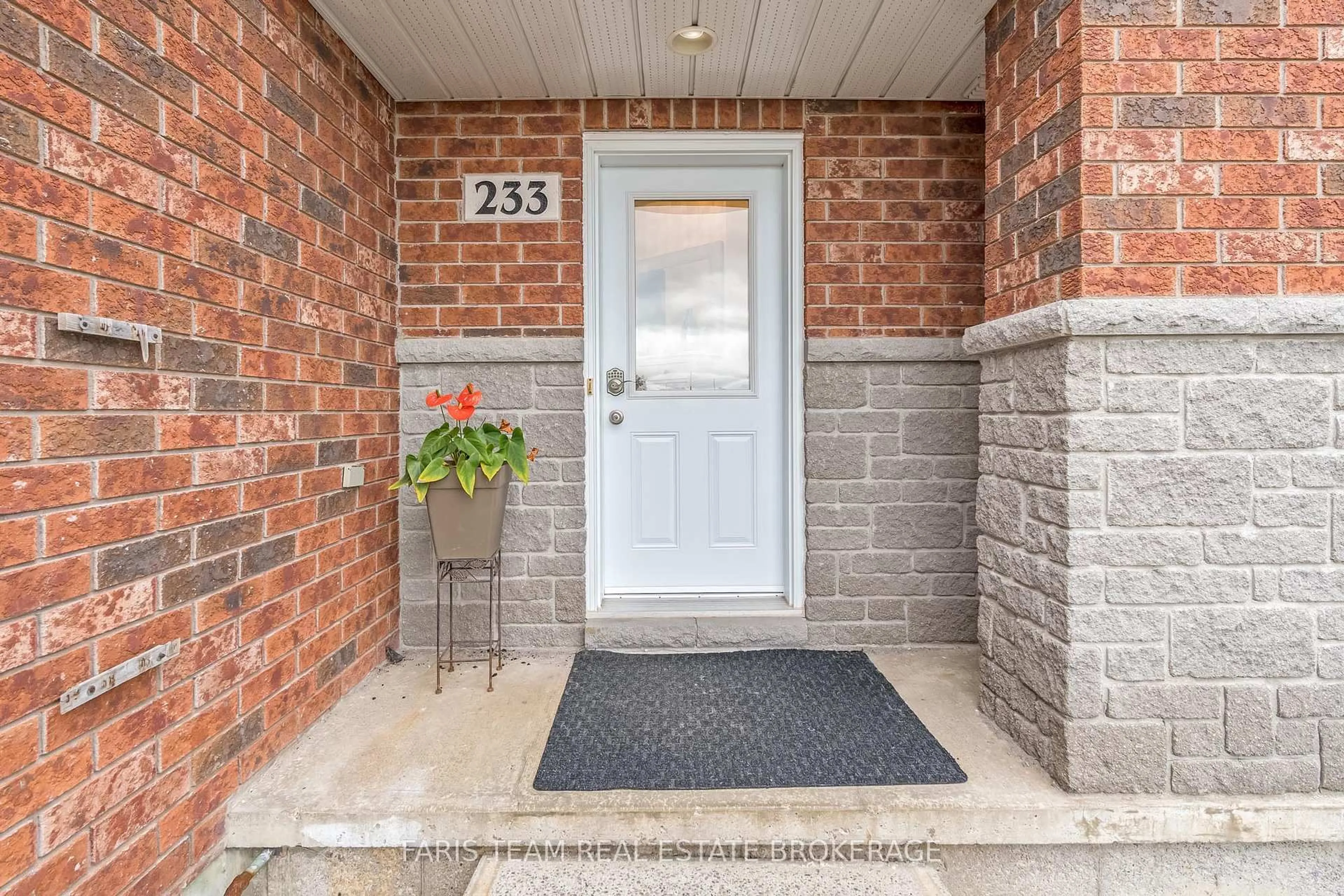 Indoor entryway for 233 Stanley St, Barrie Ontario L4M 6X9