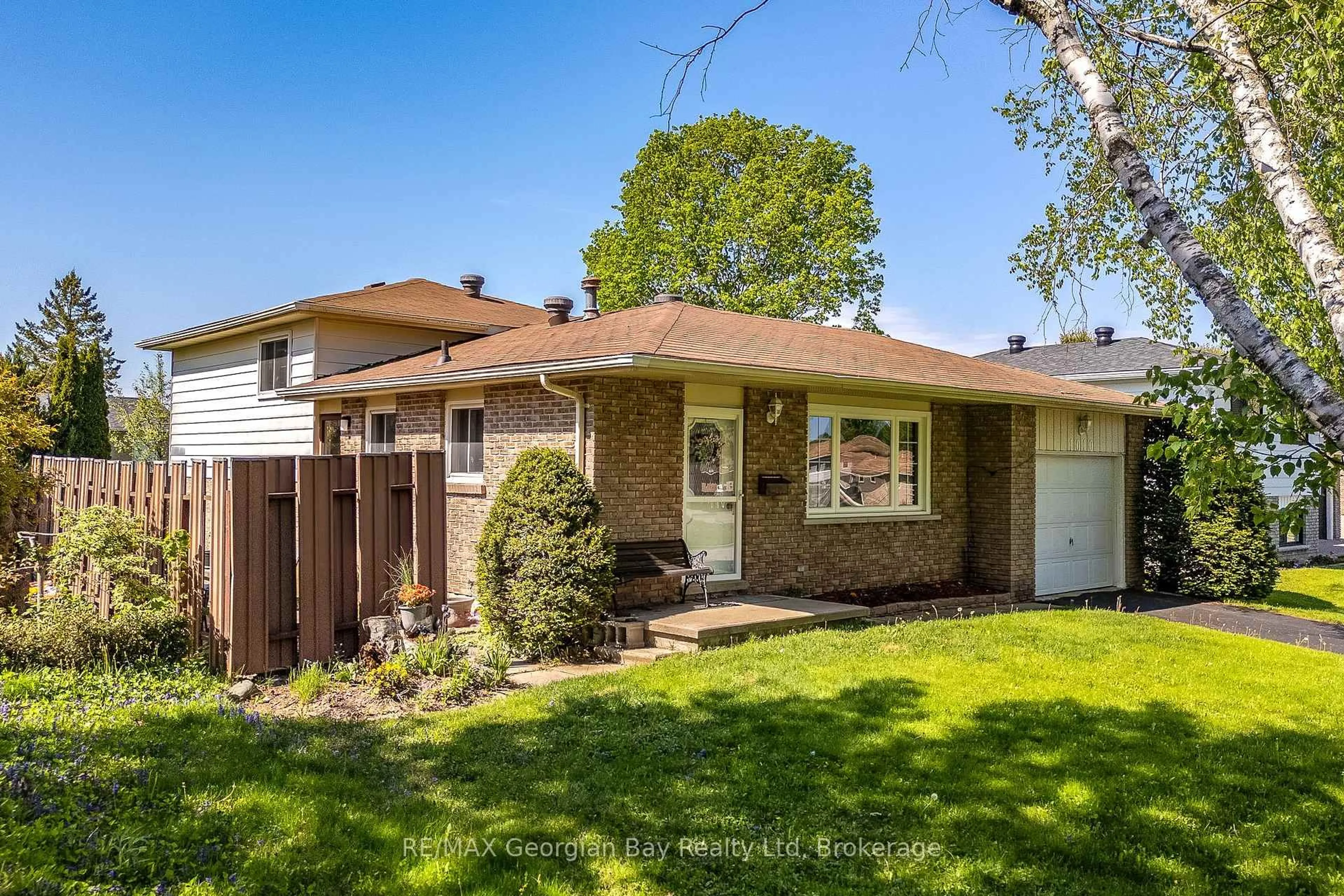 Home with brick exterior material, street for 1010 Glen Eagles Cres, Midland Ontario L4R 2R1