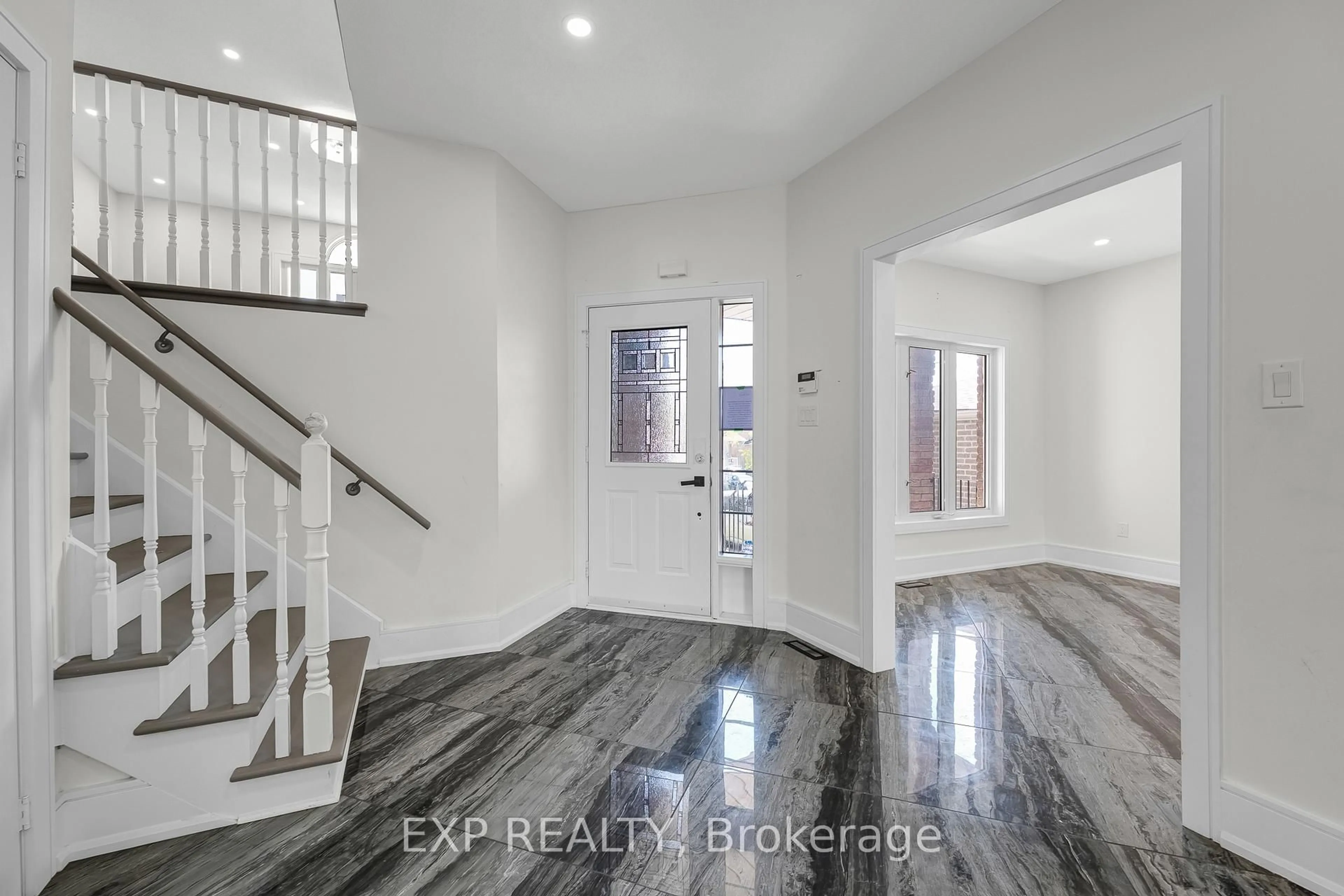 Indoor entryway for 24 Jessica Dr, Barrie Ontario L4N 5S5