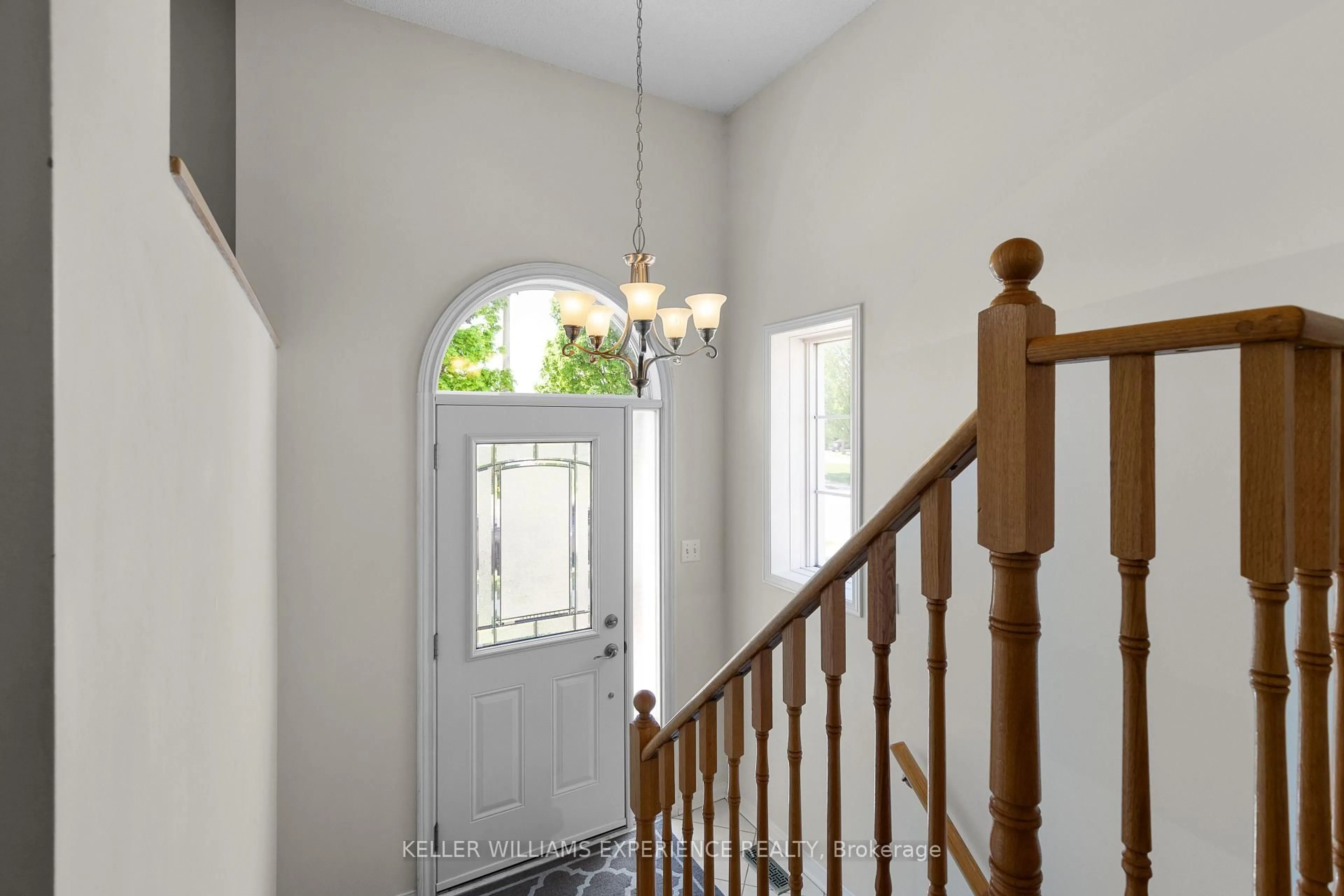 Indoor entryway for 72 Rundle Cres, Barrie Ontario L4N 8E6