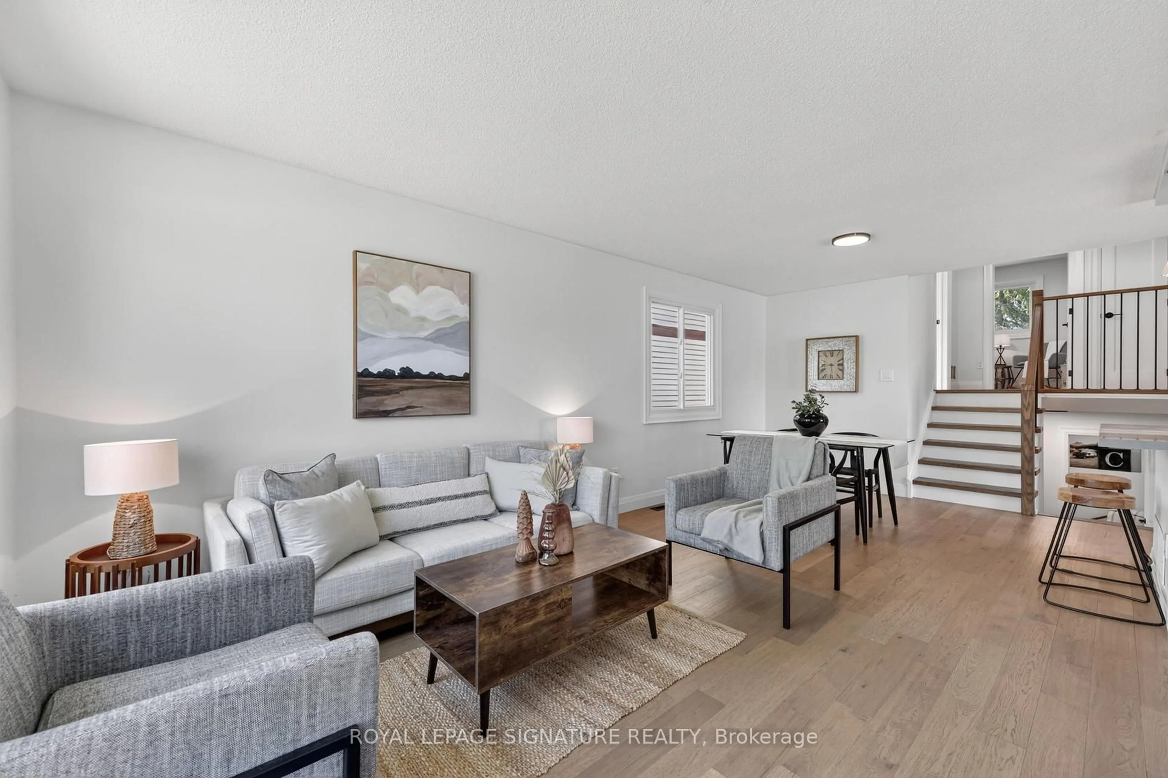 Living room with furniture, unknown for 28 Janice Dr, Barrie Ontario L4N 5N4