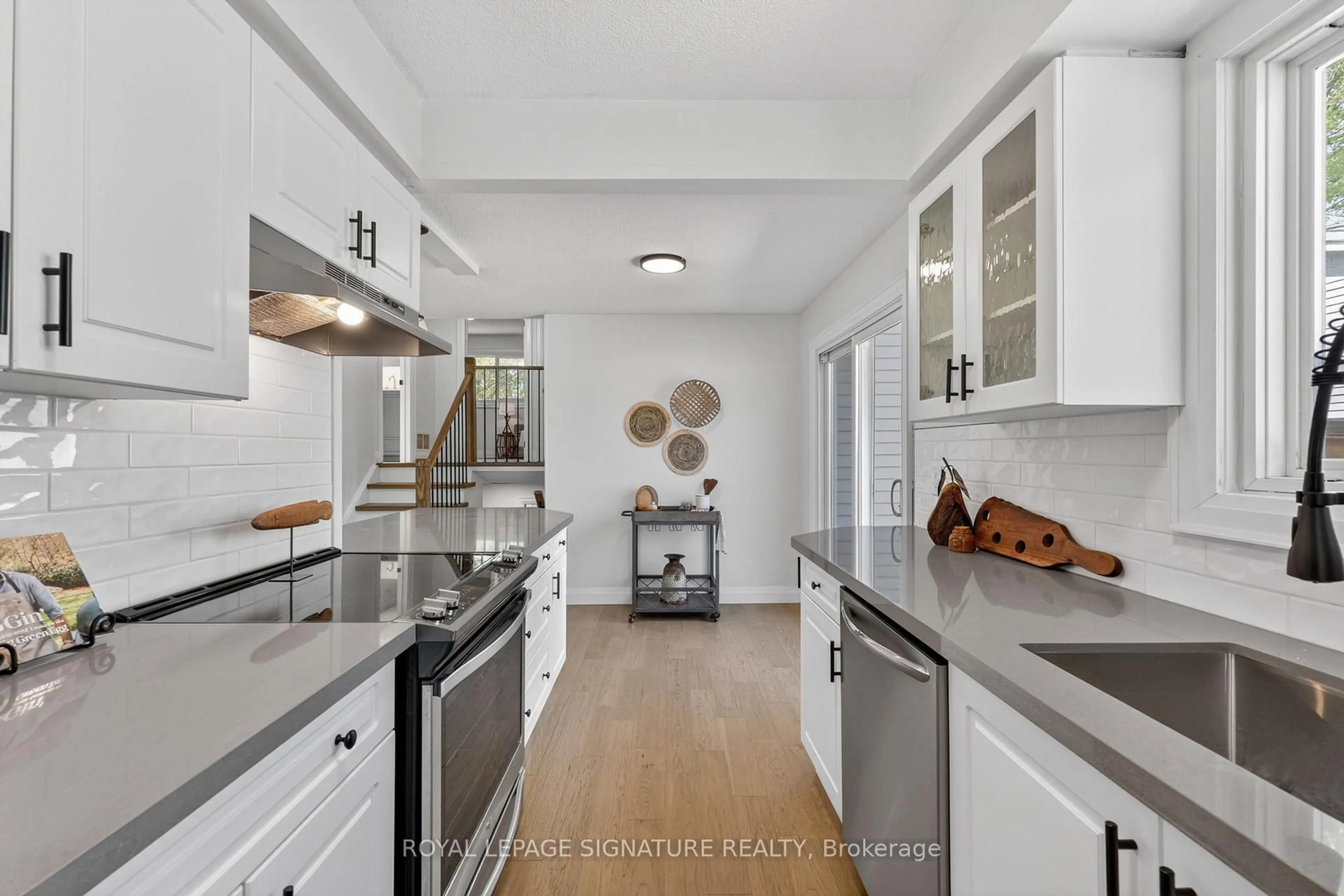 Open concept kitchen, ceramic/tile floor for 28 Janice Dr, Barrie Ontario L4N 5N4